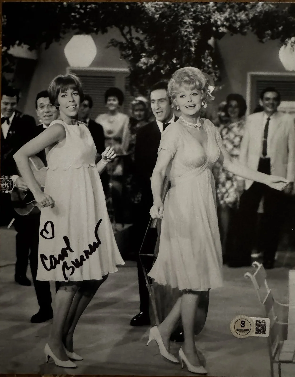 Carol Burnett — Carol Burnett Signed 8 X 10 Photo With Lucille Ball (BAS) COA Queen Of Comedy ￼