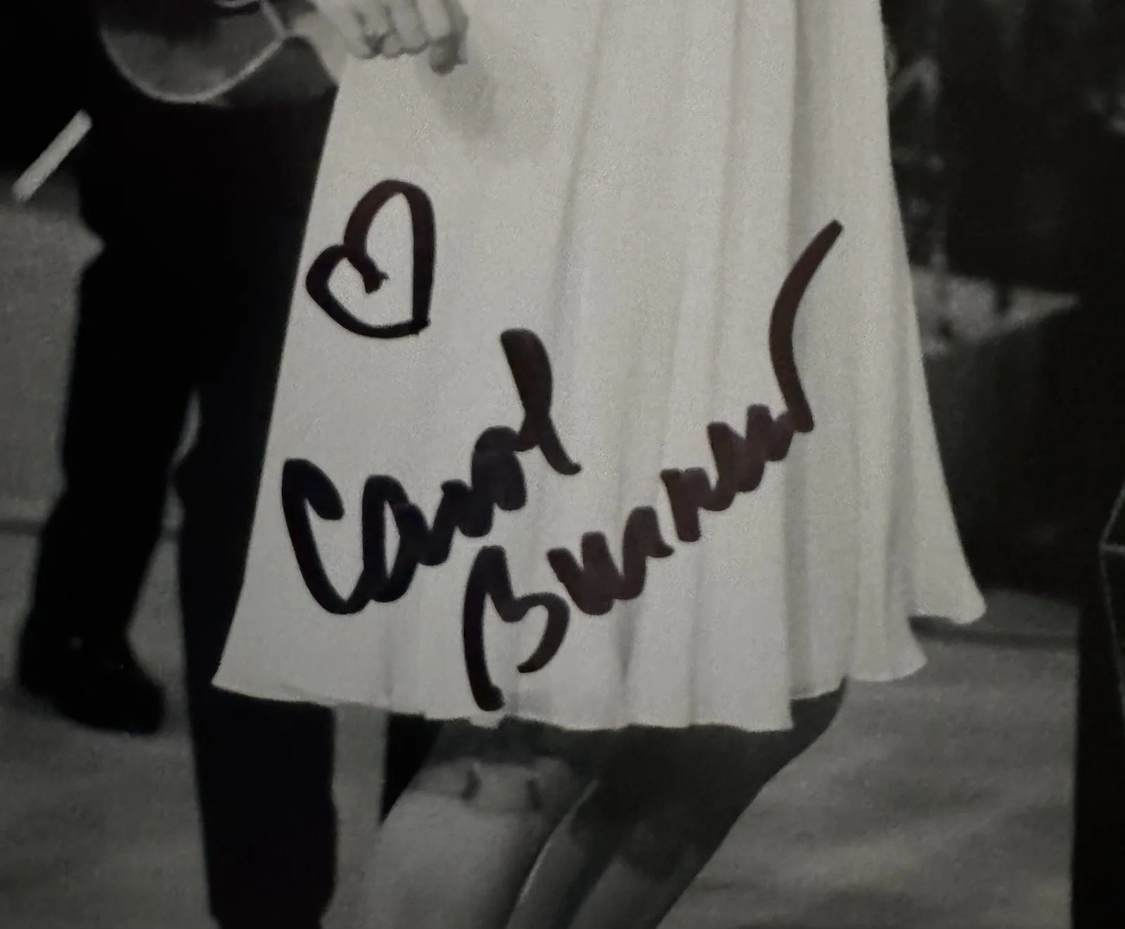 Carol Burnett — Carol Burnett Signed 8 X 10 Photo With Lucille Ball (BAS) COA Queen Of Comedy ￼, изображение 2
