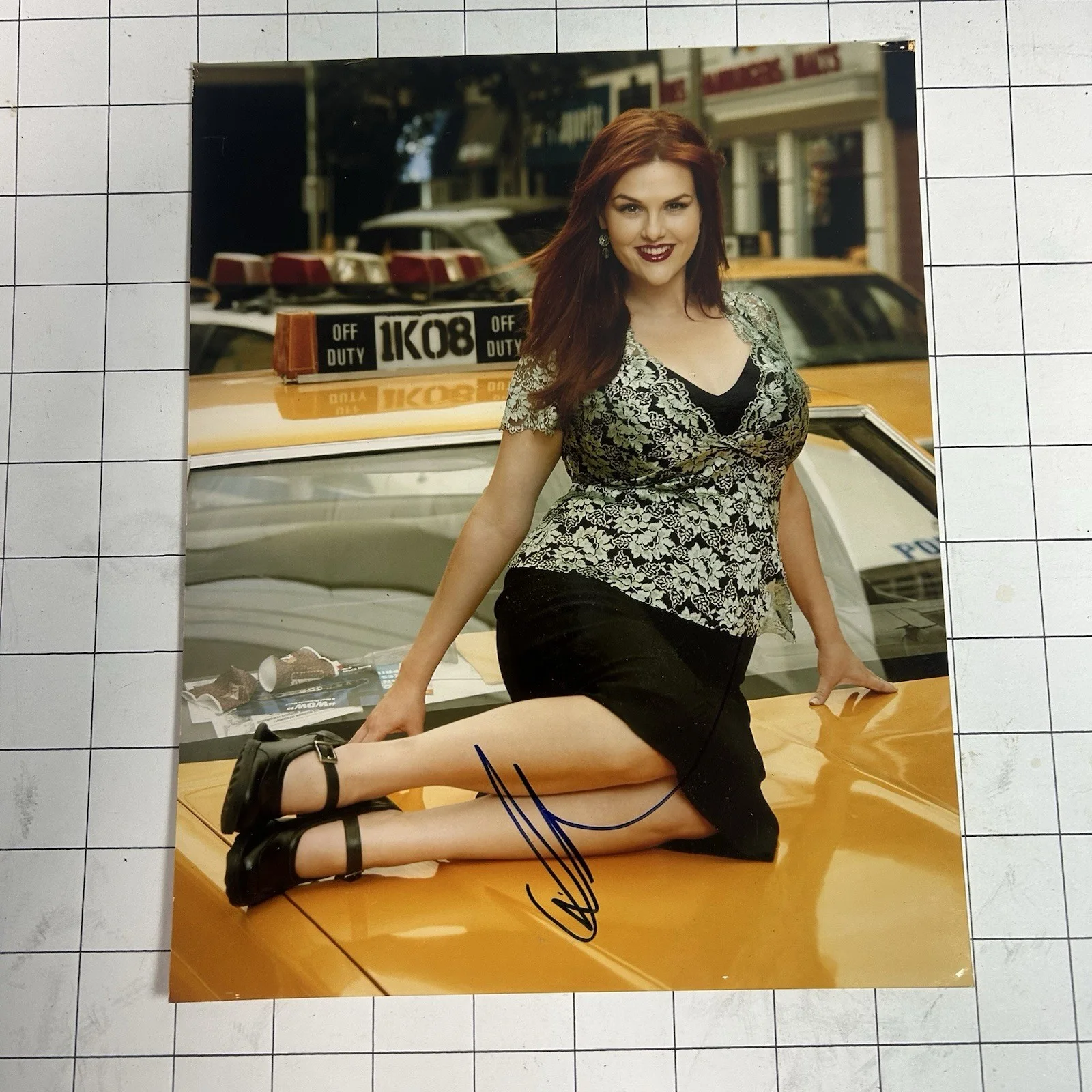 Sara Rue Signed 8x10 Photo Autograph Actress Taxi Cab Glamour Pose, изображение 3