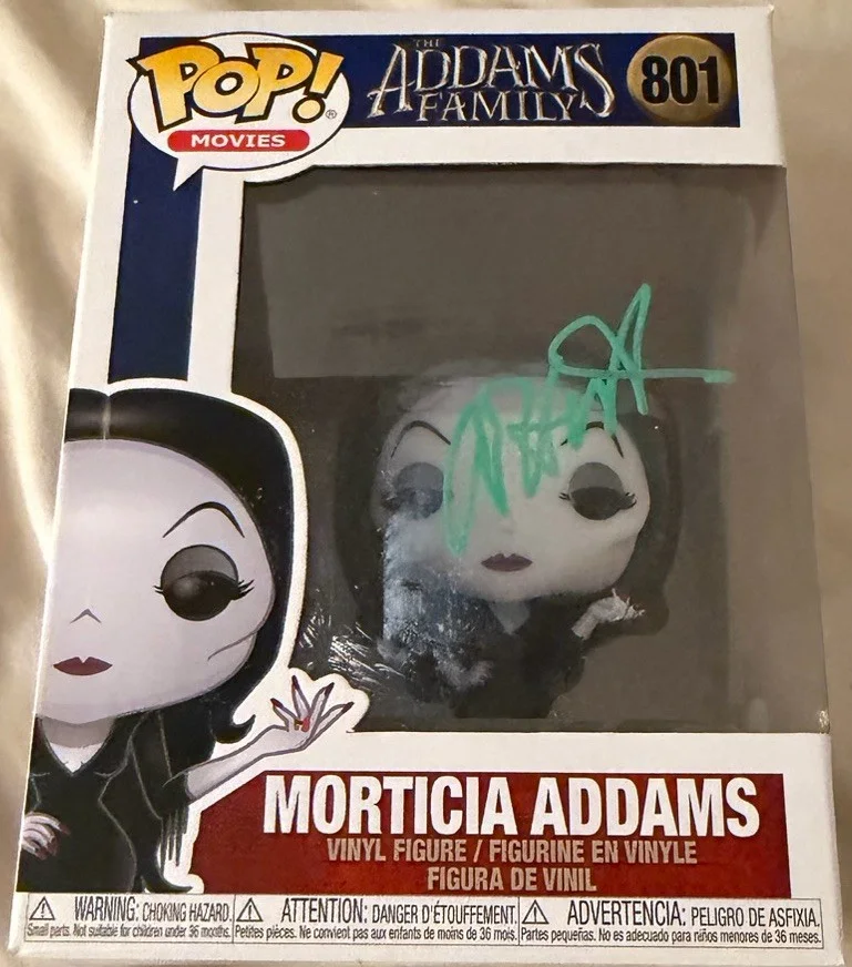 Anjelica Huston — Anjelica Huston Signed Morticia Addams Funko #801 The Addams Family w/ JSA COA, изображение 2