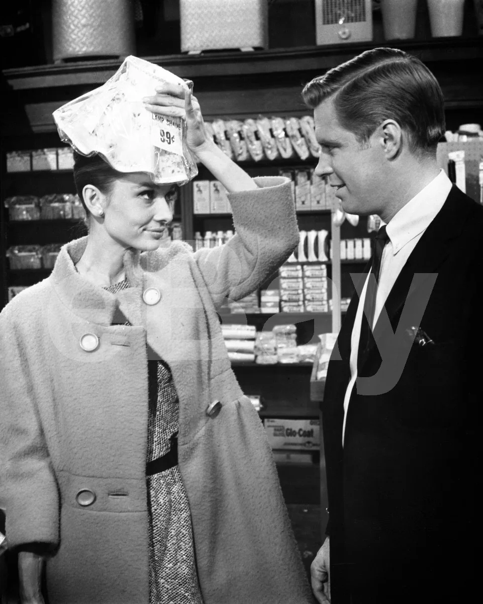 Breakfast at Tiffany's (1961) Audrey Hepburn, George Peppard 16x12 Photo Poster, изображение 4