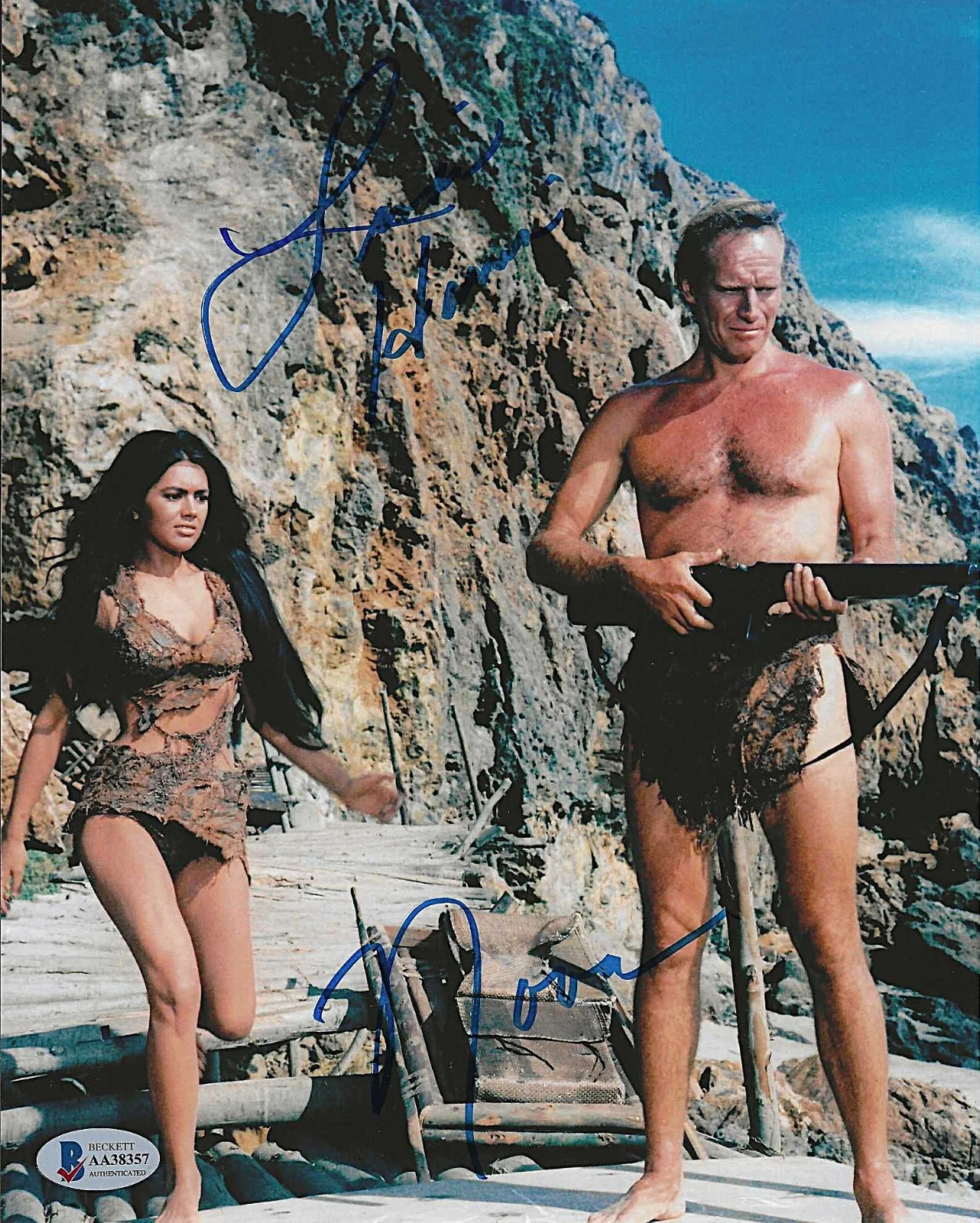 LINDA HARRISON — LINDA HARRISON - PLANET OF THE APES NOVA HAND SIGNED PHOTO 8x10 COA BECKETT, изображение 2