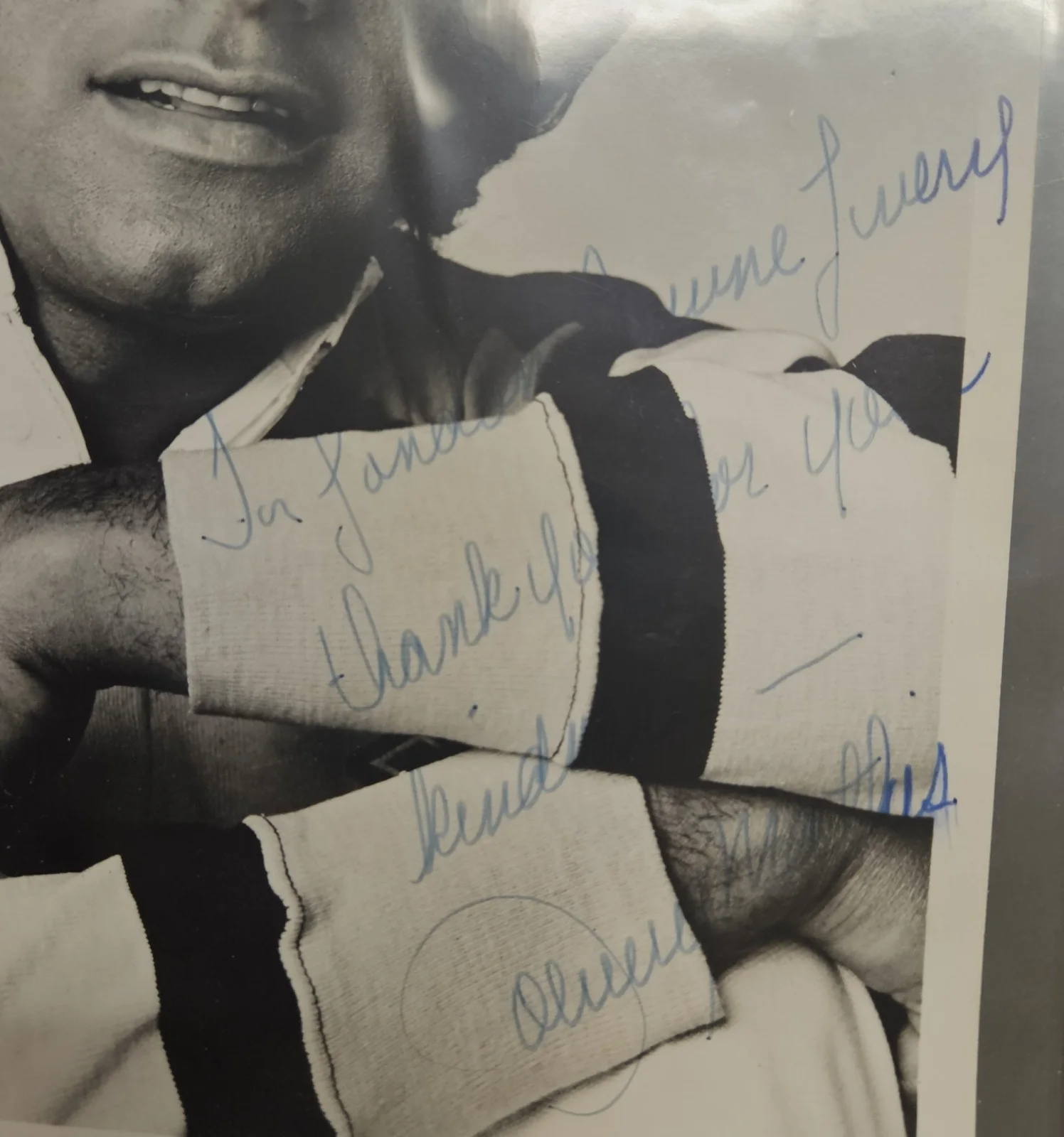 JOHNNY MATHIS SIGNED AUTOGRAPHED 8x10 PHOTO LEGENDARY SINGER GRAMMY KSA COA, image 2
