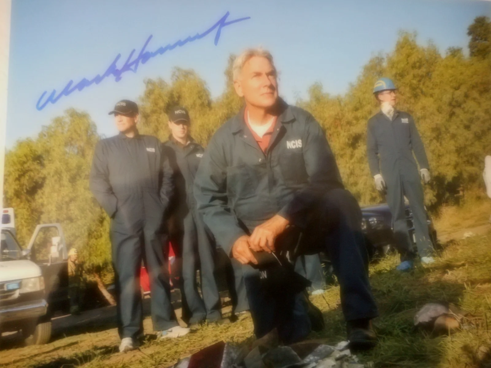 Mark Harmon — Mark Harmon signed NCIS Gibbs ENGAGED episode 8x10 Photo W/COA & Holo, image 2