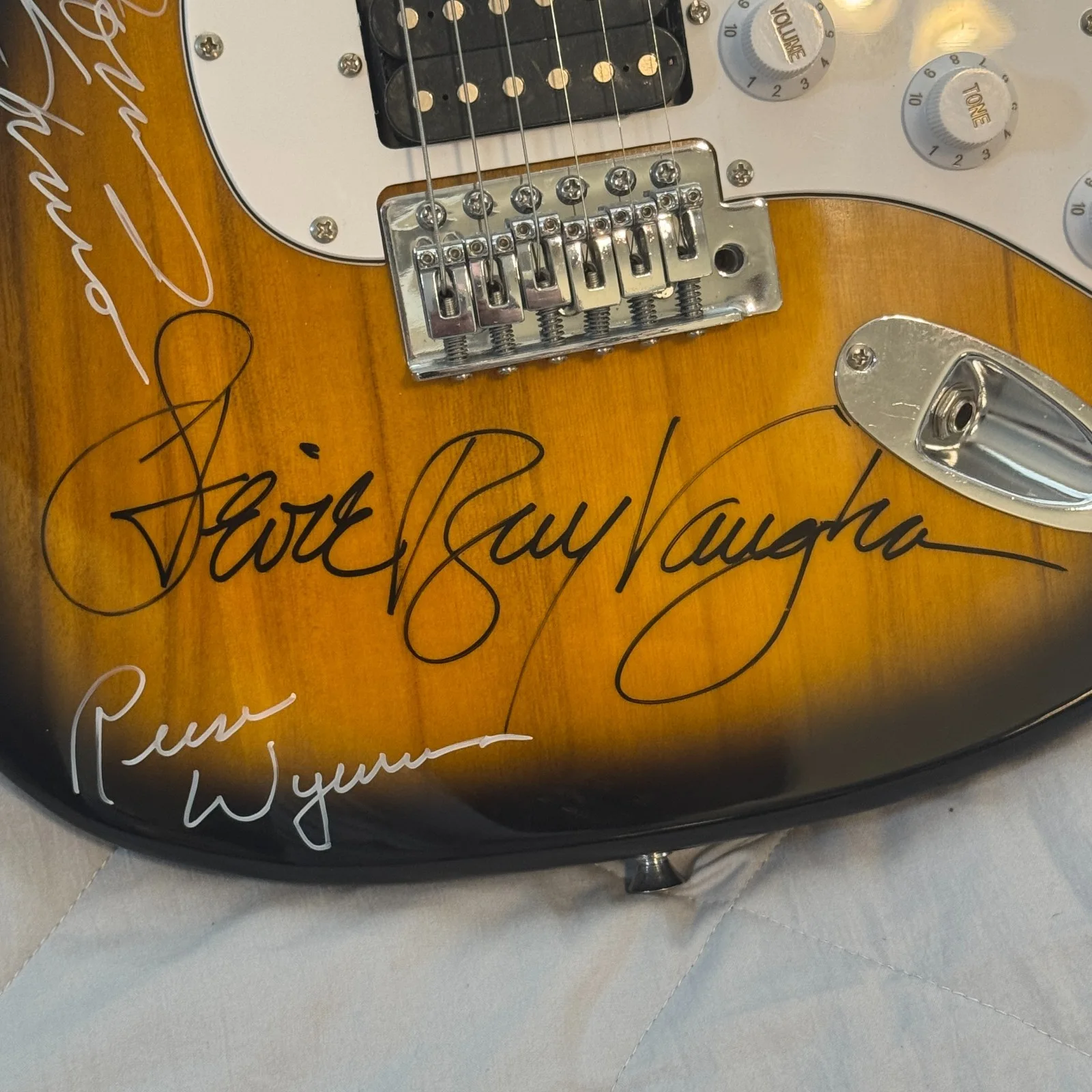 STEVIE RAY VAUGHAN & DOUBLE TROUBLE AUTOGRAPHED GUITAR SIGNED 11/22/1989 W/ COA, изображение 2