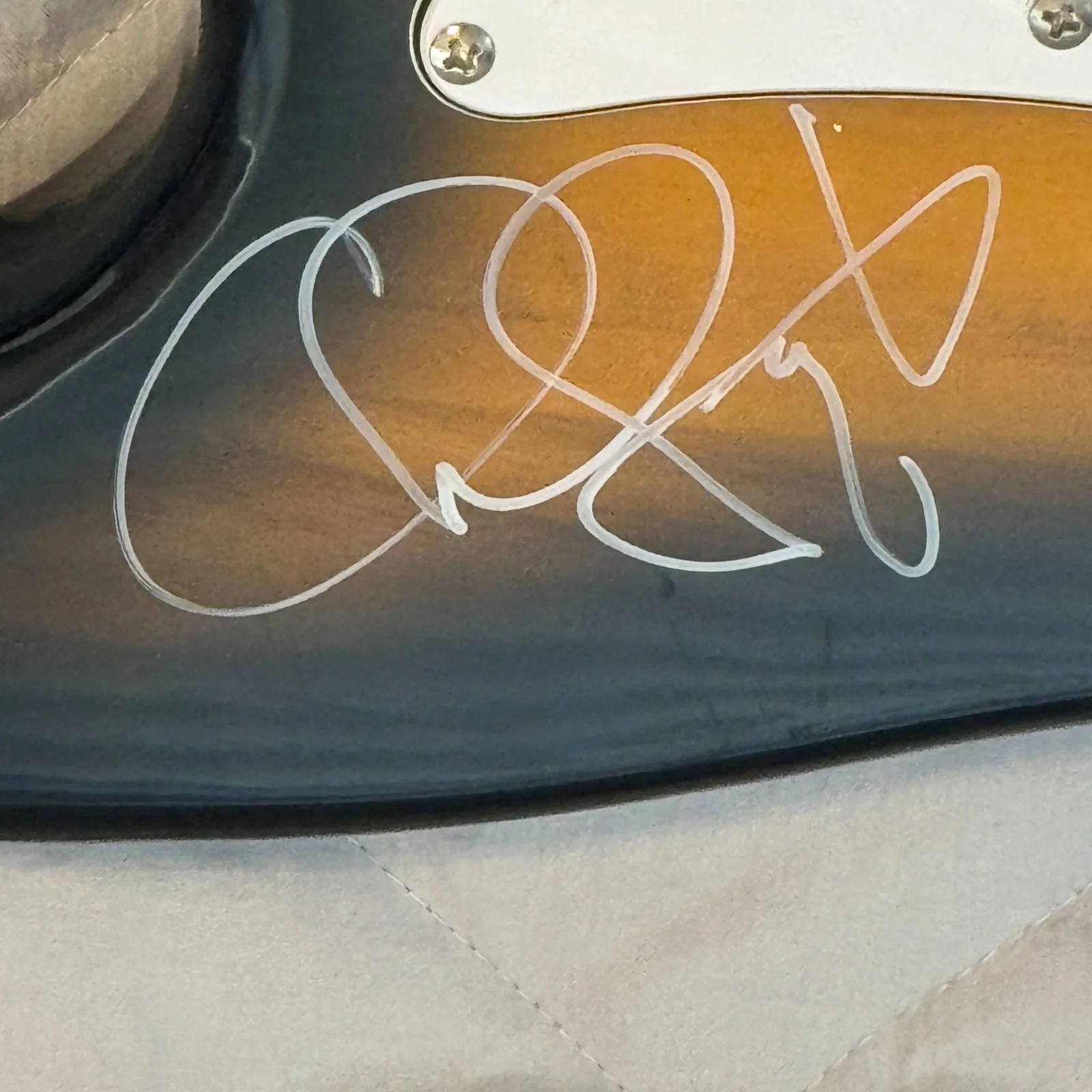 STEVIE RAY VAUGHAN & DOUBLE TROUBLE AUTOGRAPHED GUITAR SIGNED 11/22/1989 W/ COA, изображение 3
