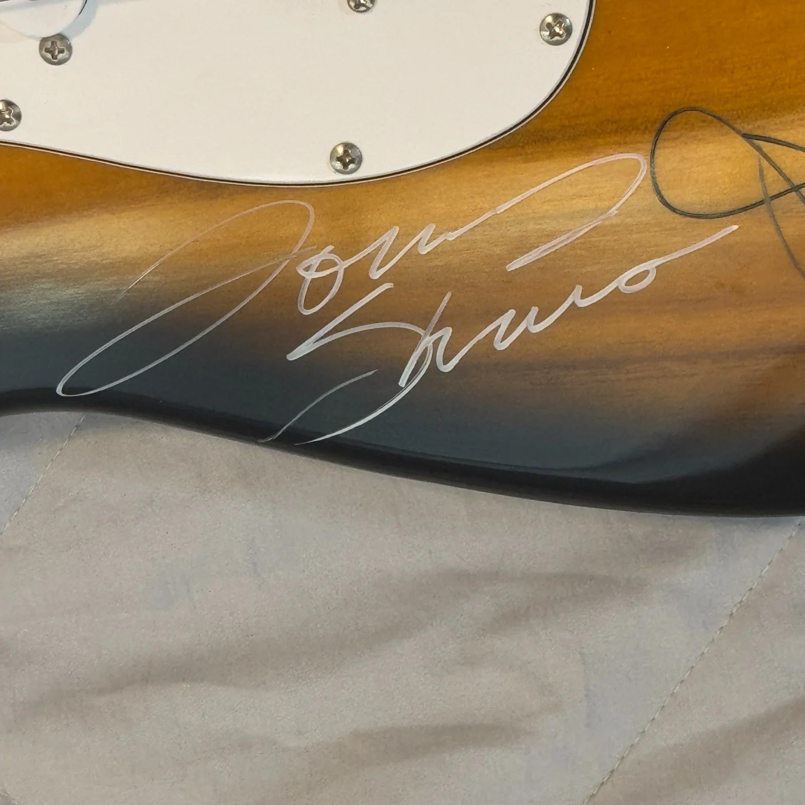 STEVIE RAY VAUGHAN & DOUBLE TROUBLE AUTOGRAPHED GUITAR SIGNED 11/22/1989 W/ COA, изображение 4