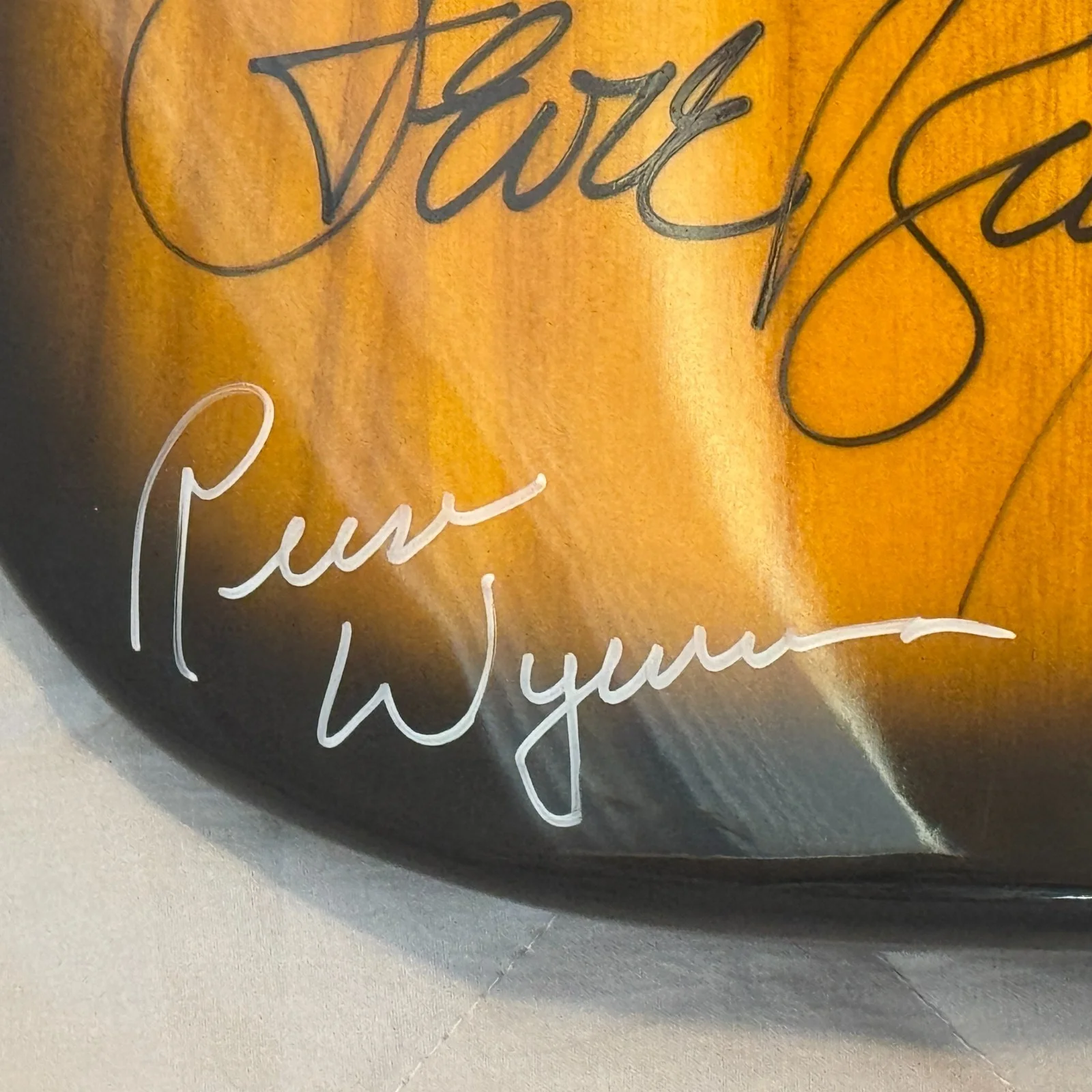 STEVIE RAY VAUGHAN & DOUBLE TROUBLE AUTOGRAPHED GUITAR SIGNED 11/22/1989 W/ COA, изображение 5