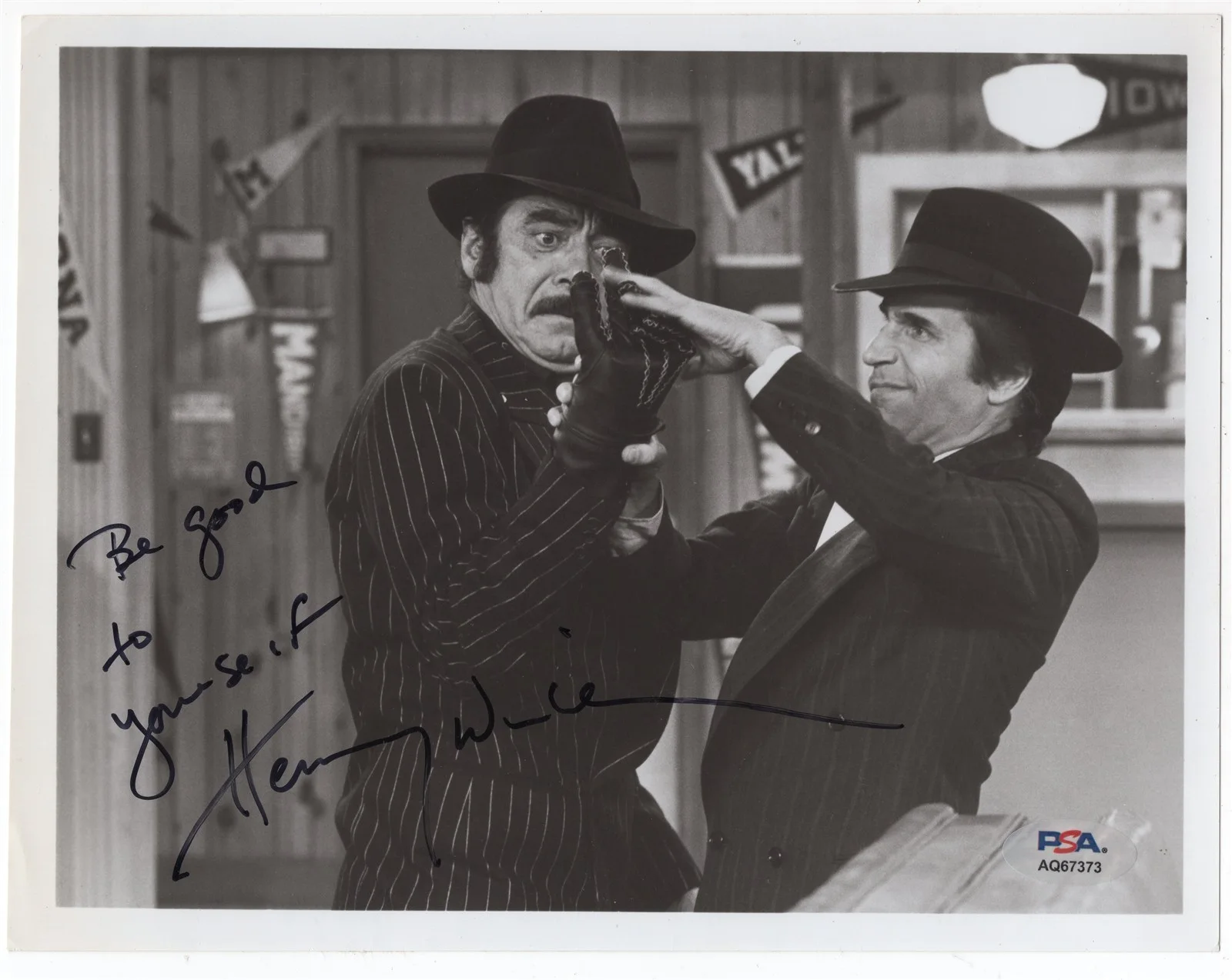 Henry Winkler — HENRY WINKLER Signed 8x10 Photo PSA/DNA The Fonze
