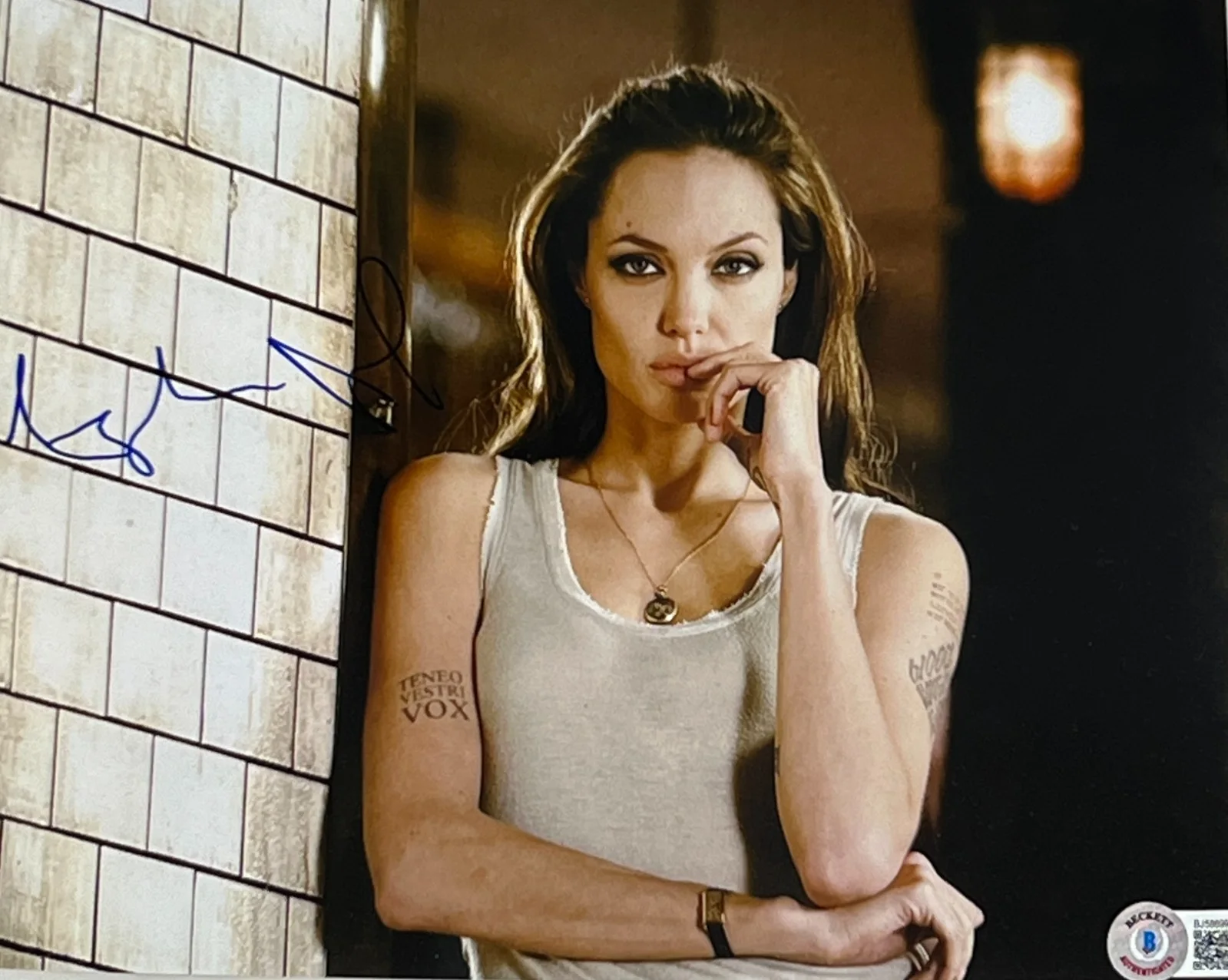 Angelina Jolie — Angelina Jolie SIGNED (BAS) •8 x 10 Color Autographed Photograph BECKETT CERT, изображение 2
