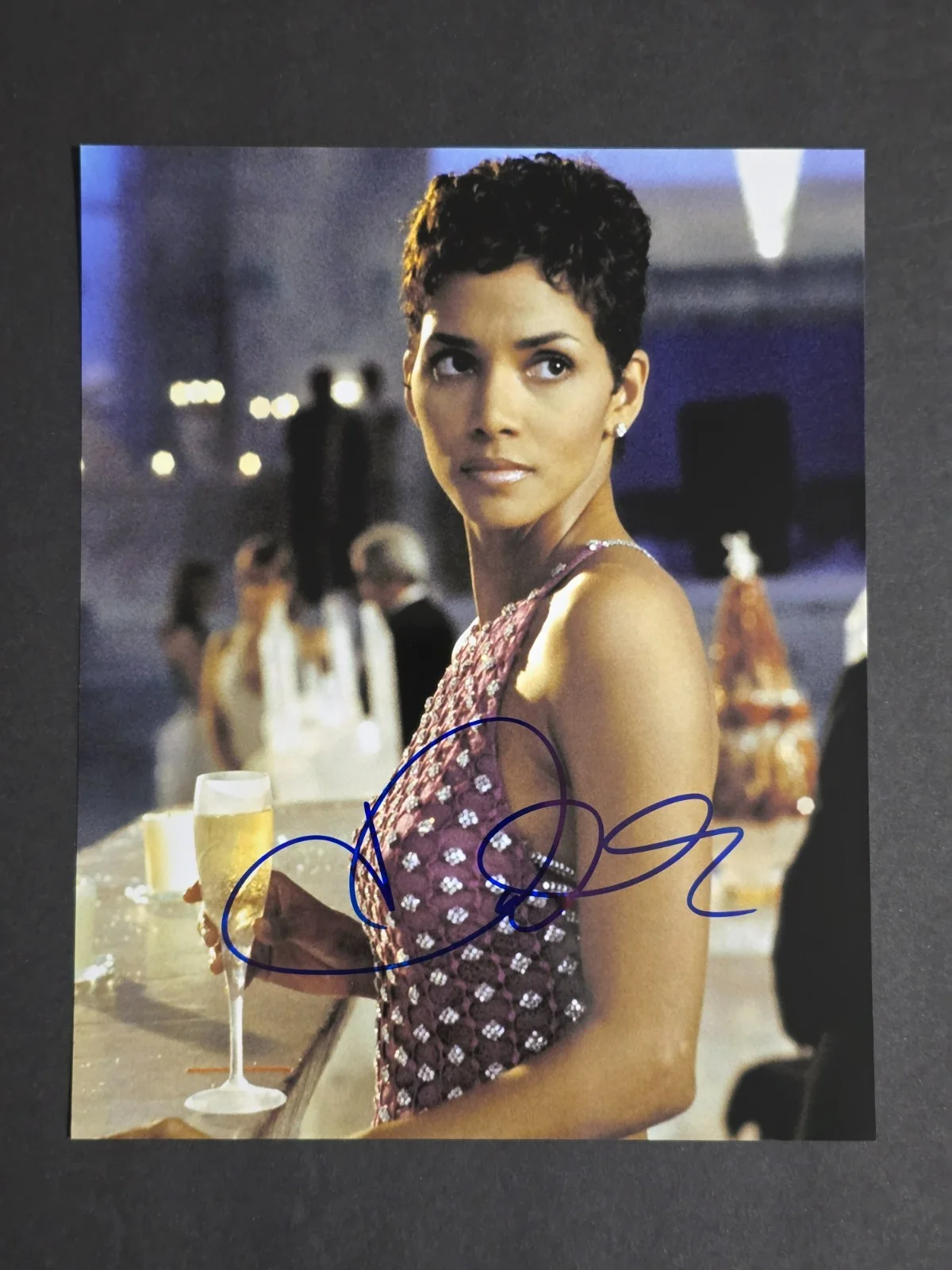 HALLE BERRY — HALLE BERRY - ORIGINAL HAND SIGNED / AUTOGRAPHED 8x10 PHOTO w/ COA BOND GIRL 2