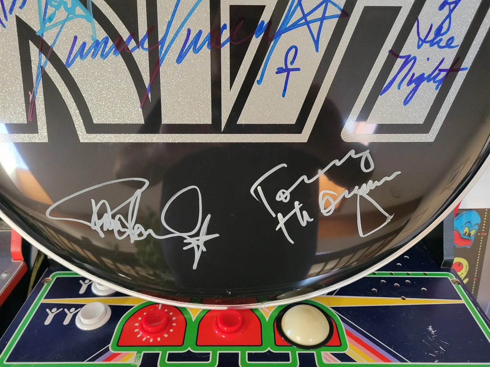 KISS Band Autographed Signed Bass Drumhead Seven Members Gene Simmons Ace Paul, изображение 2