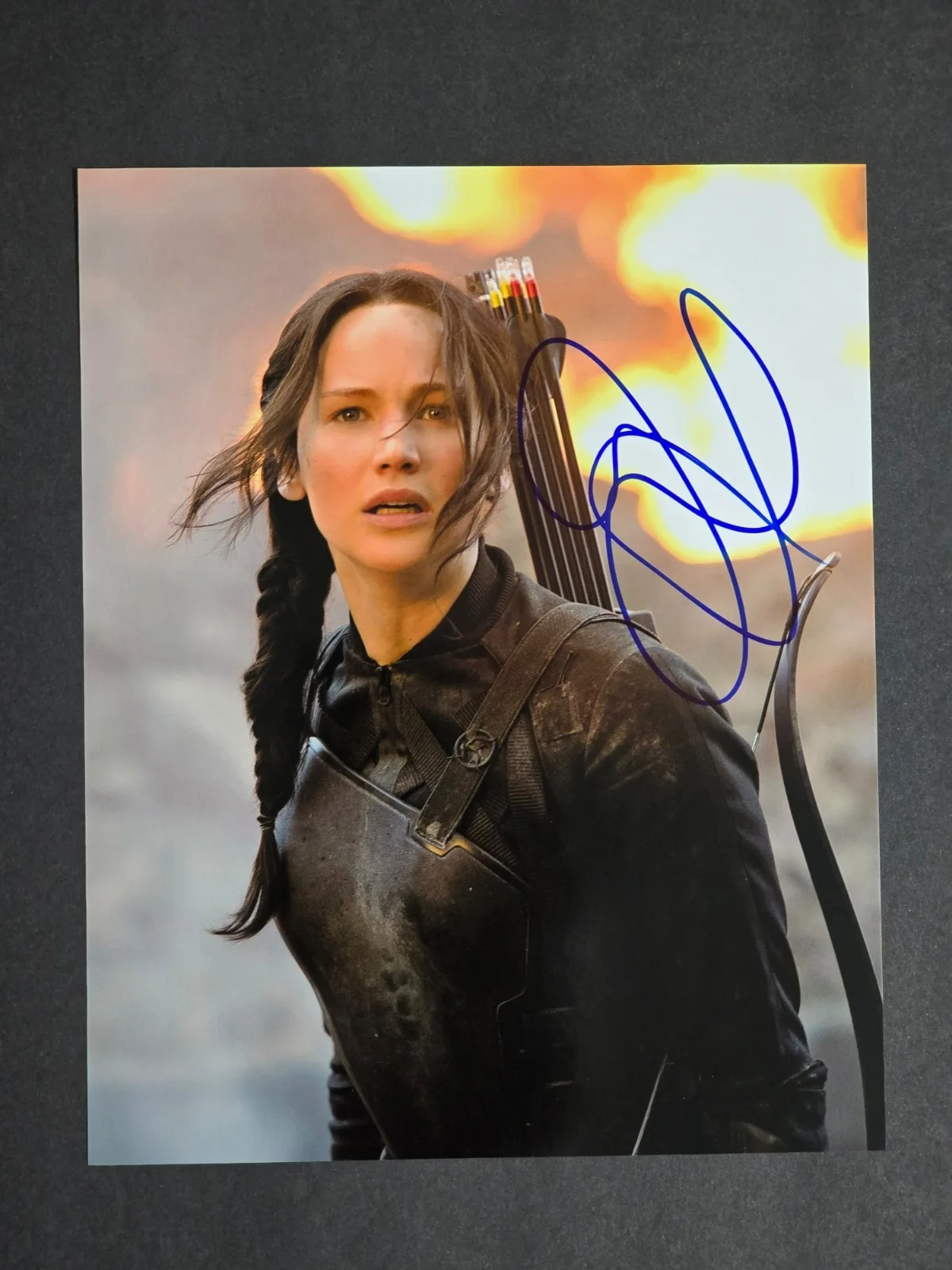 JENNIFER LAWRENCE — JENNIFER LAWRENCE - ORIGINAL HAND SIGNED AUTOGRAPHED 8x10 PHOTO COA HUNGER GAMES