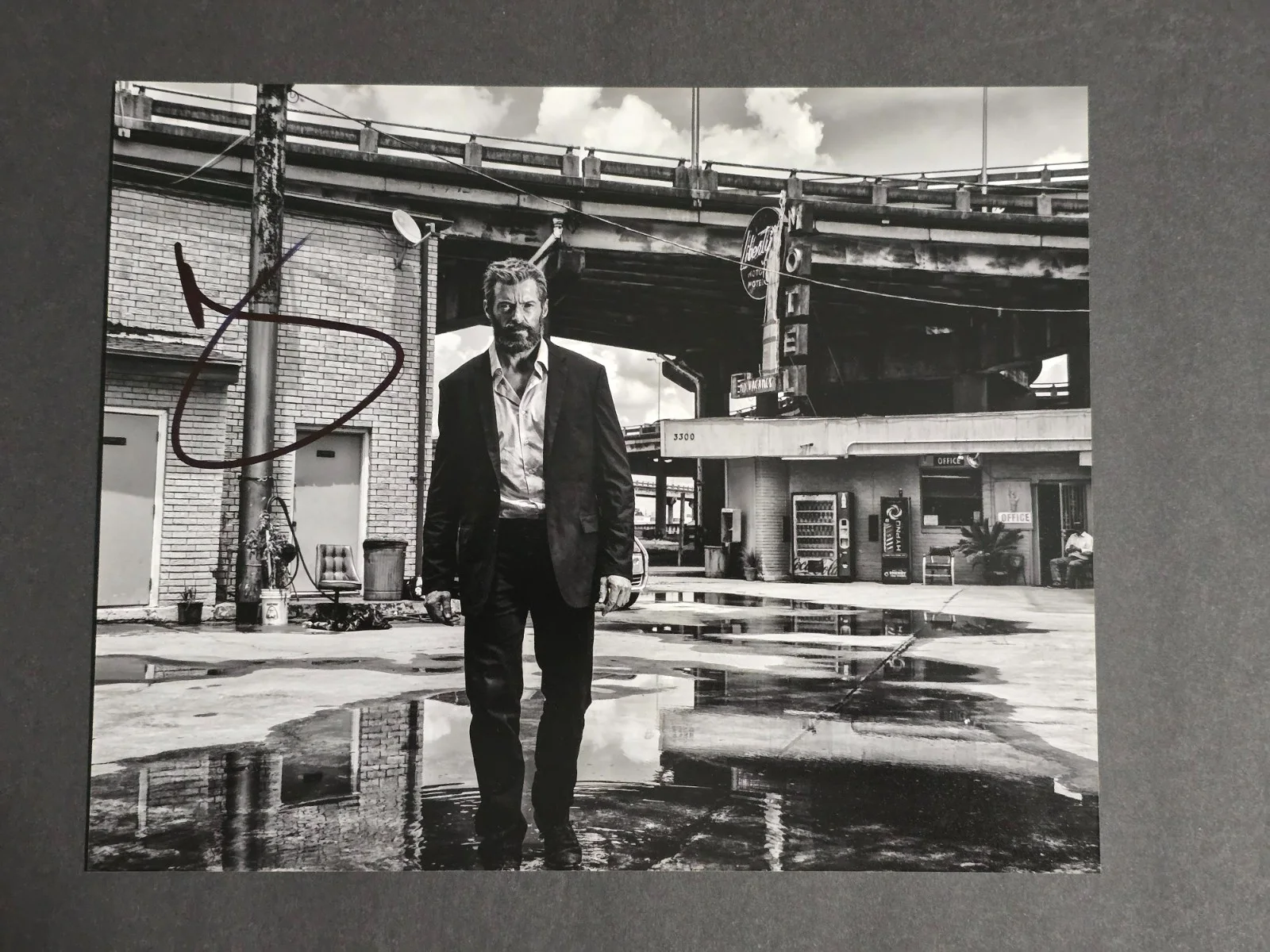HUGH JACKMAN — HUGH JACKMAN - ORIGINAL HAND SIGNED AUTOGRAPHED 8x10 PHOTO COA WOLVERINE LOGAN