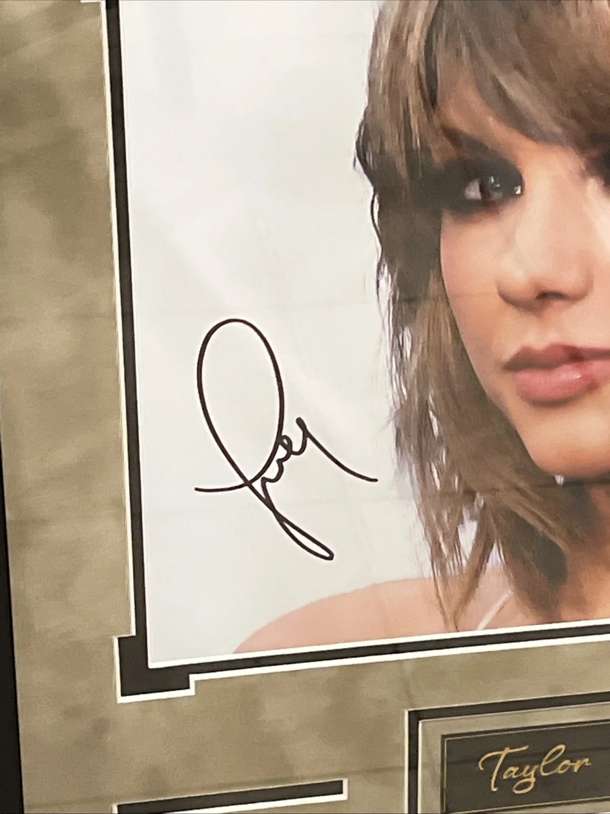 Taylor Swift — Taylor Swift Autograph Signed 11x14 Photo Custom Framed Global Authentic, image 2