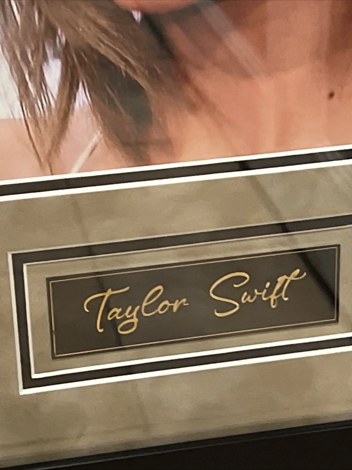 Taylor Swift — Taylor Swift Autograph Signed 11x14 Photo Custom Framed Global Authentic, image 4