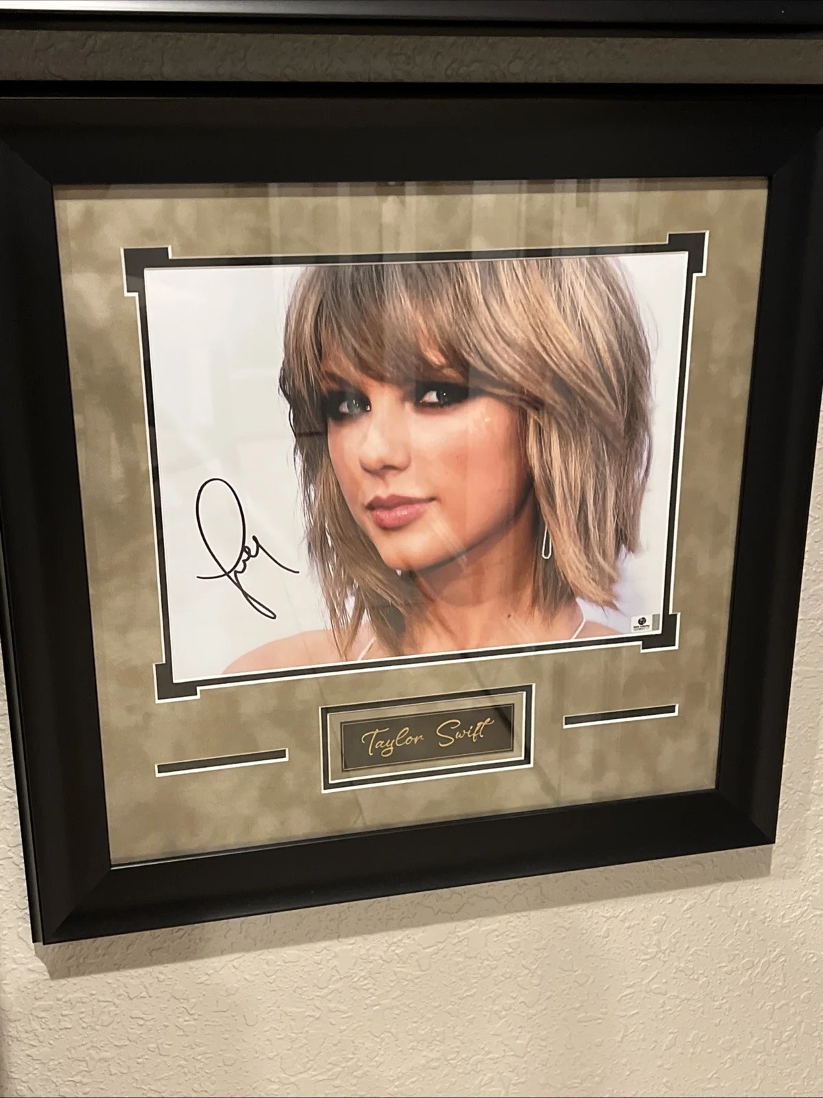 Taylor Swift — Taylor Swift Autograph Signed 11x14 Photo Custom Framed Global Authentic, image 5
