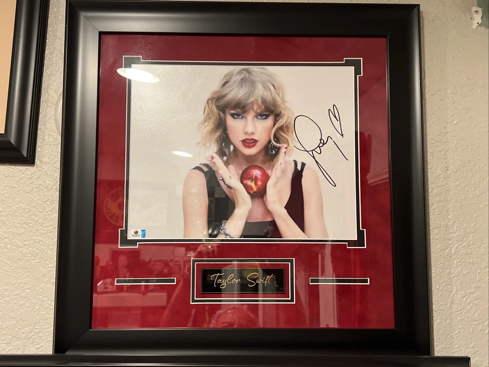 Taylor Swift — Taylor Swift Autograph Signed 11x14 Photo Costume Framed Global Authentic