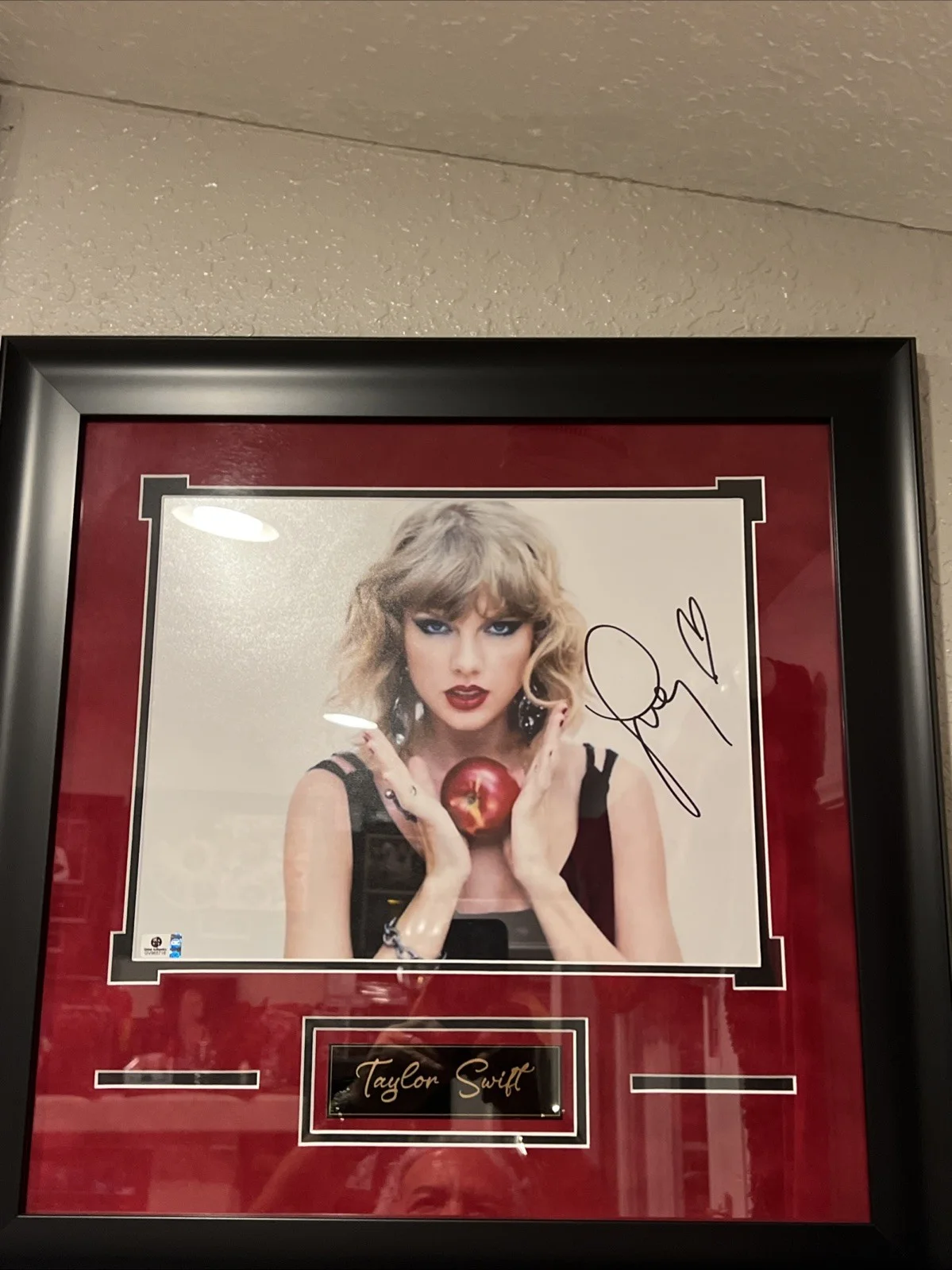 Taylor Swift — Taylor Swift Autograph Signed 11x14 Photo Costume Framed Global Authentic, изображение 2