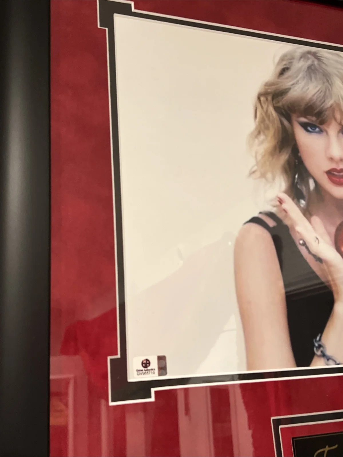 Taylor Swift — Taylor Swift Autograph Signed 11x14 Photo Costume Framed Global Authentic, изображение 3