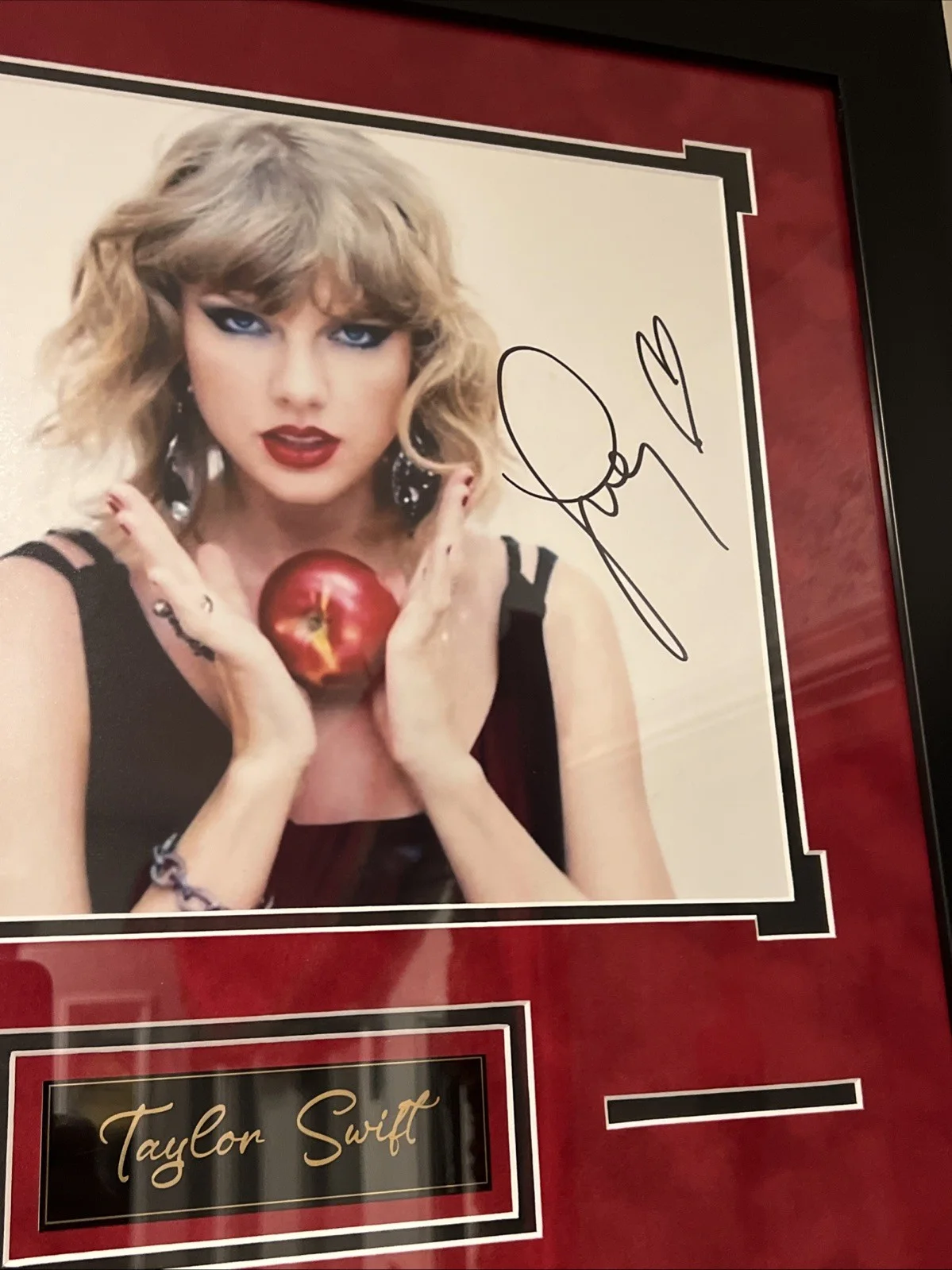 Taylor Swift — Taylor Swift Autograph Signed 11x14 Photo Costume Framed Global Authentic, изображение 4