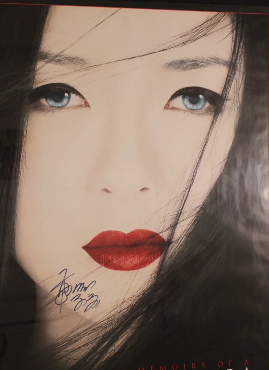 ZIYI ZHANG — MEMOIRS OF A GEISHA ZIYI ZHANG COA SIGNED ORIGINAL MOVIE POSTER 27X40 (NO FRAME), изображение 2