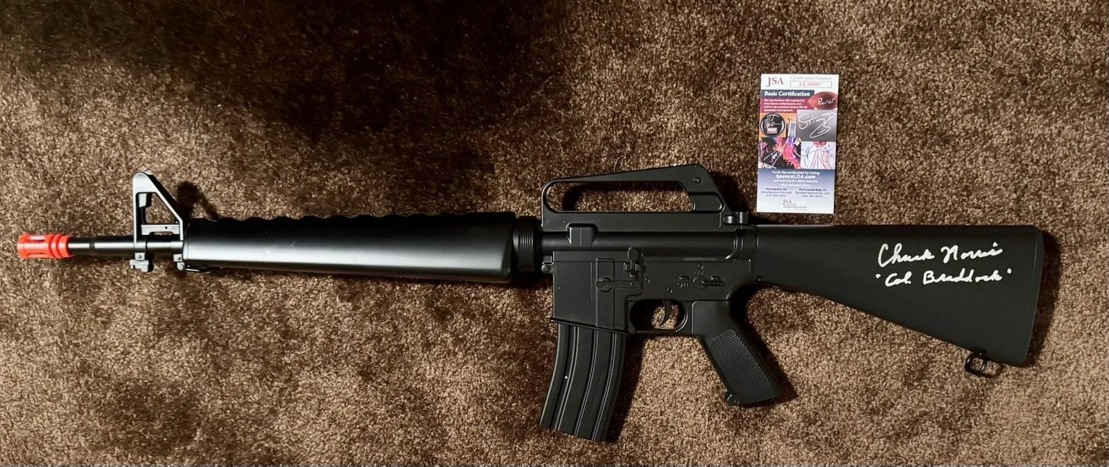 CHUCK NORRIS — CHUCK NORRIS SIGNED M16A3 AIR SOFT GUN+JSA COA MISSING IN ACTION COL. BRADDOCK, image 2