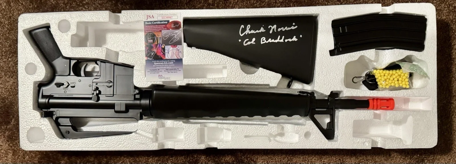 CHUCK NORRIS — CHUCK NORRIS SIGNED M16A3 AIR SOFT GUN+JSA COA MISSING IN ACTION COL. BRADDOCK, image 4