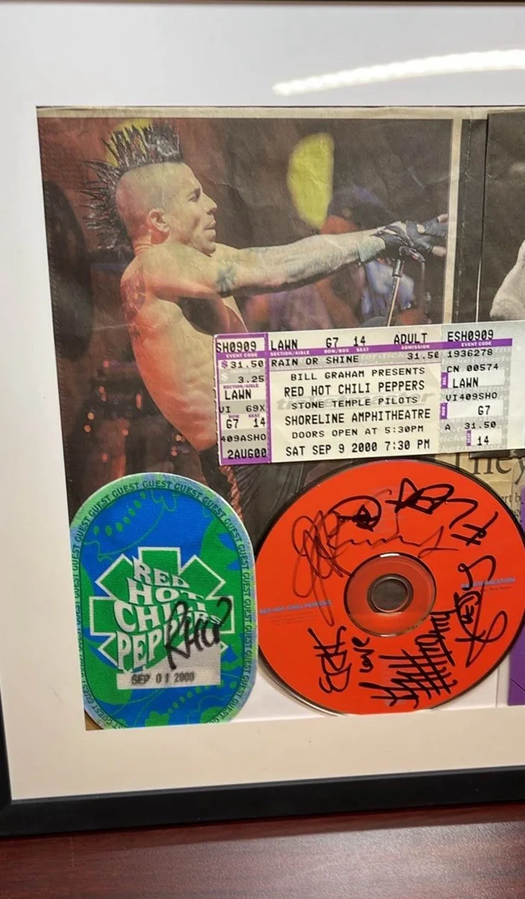 RED HOT CHILI PEPPERS SIGNED AUTOGRAPHED FRAMED CD With Guest Pass / Picket VIP, изображение 2