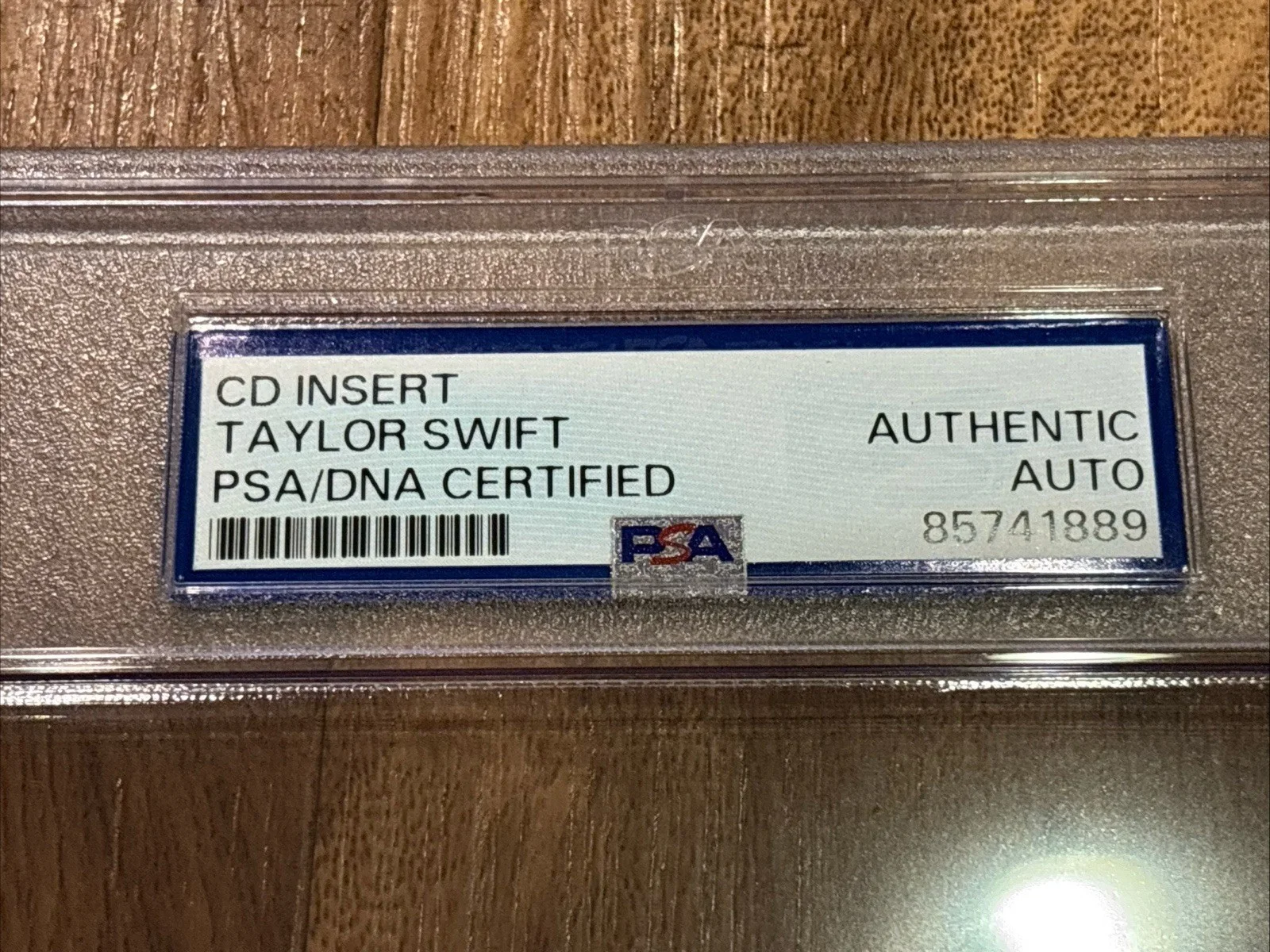 Taylor Swift — Taylor Swift Signed Heart The Life of a Showgirl CD Cover PSA Encased Authentic, изображение 2