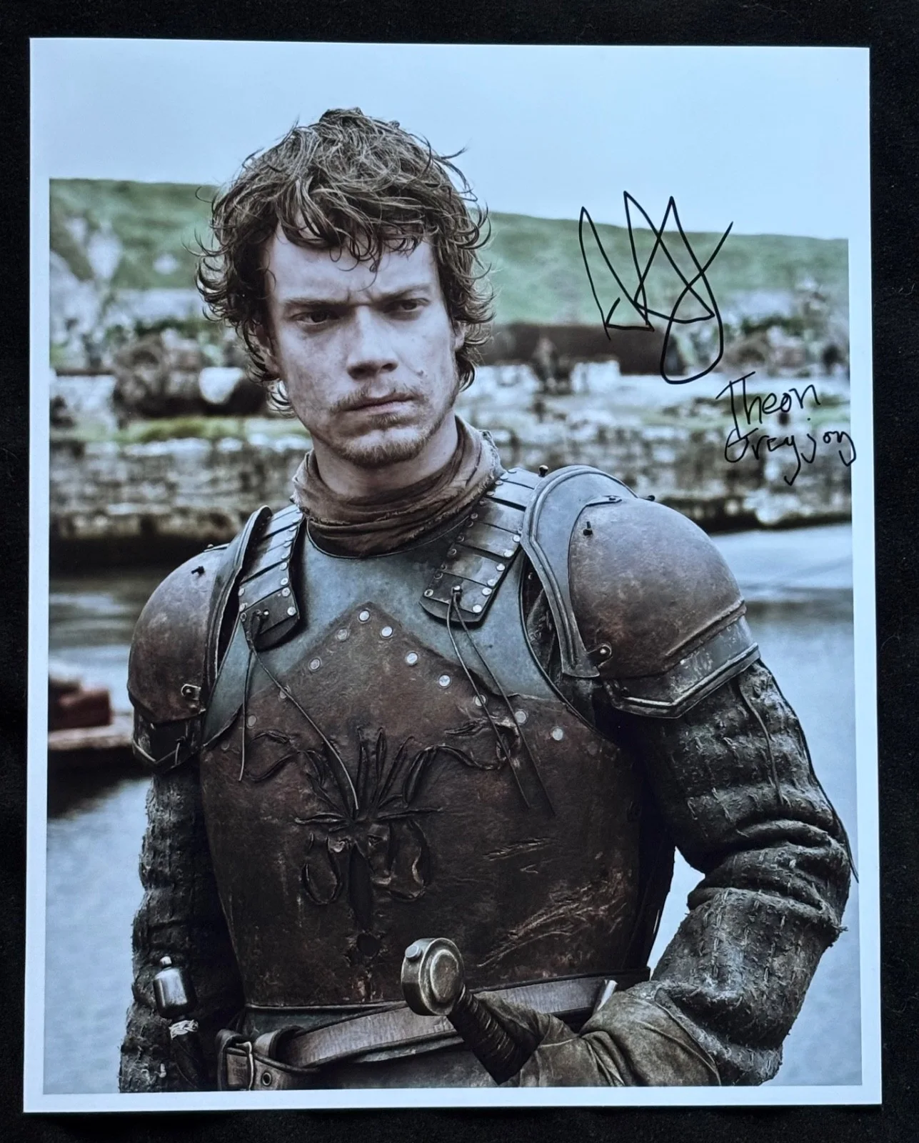 Alfie Allen — Alfie Allen Game Of Thrones Theon Greyjoy SIGNED 8x10” Photo AUTOGRAPH