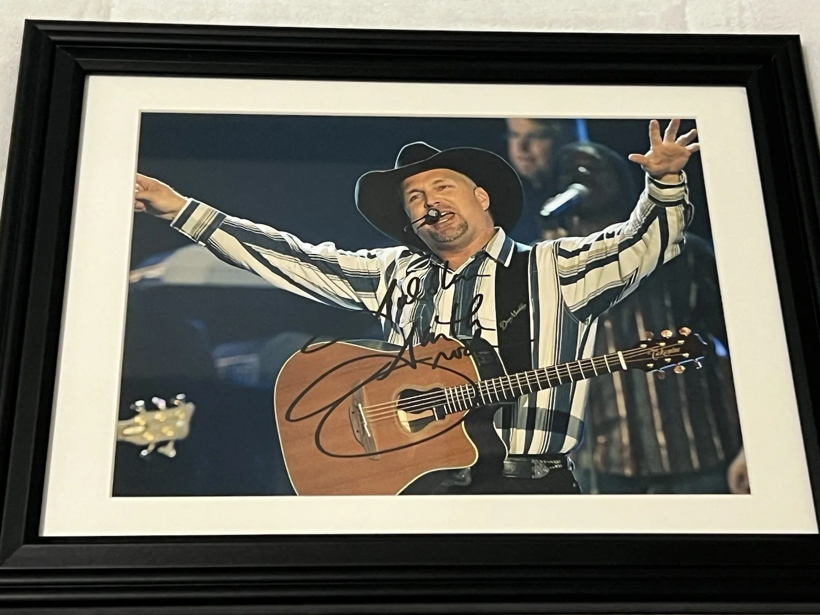 GARTH BROOKS Autographed 8 X 11.5 Signed Photo Framed Country Music Legend, image 2