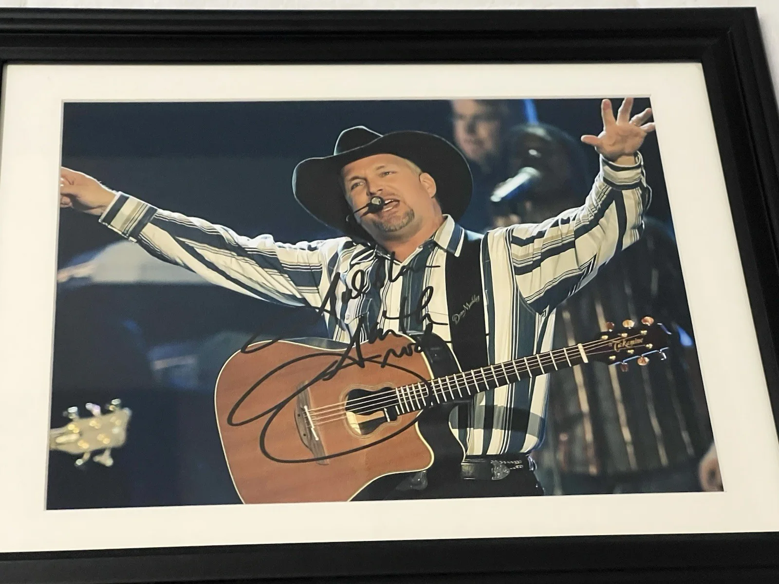 GARTH BROOKS Autographed 8 X 11.5 Signed Photo Framed Country Music Legend, image 3