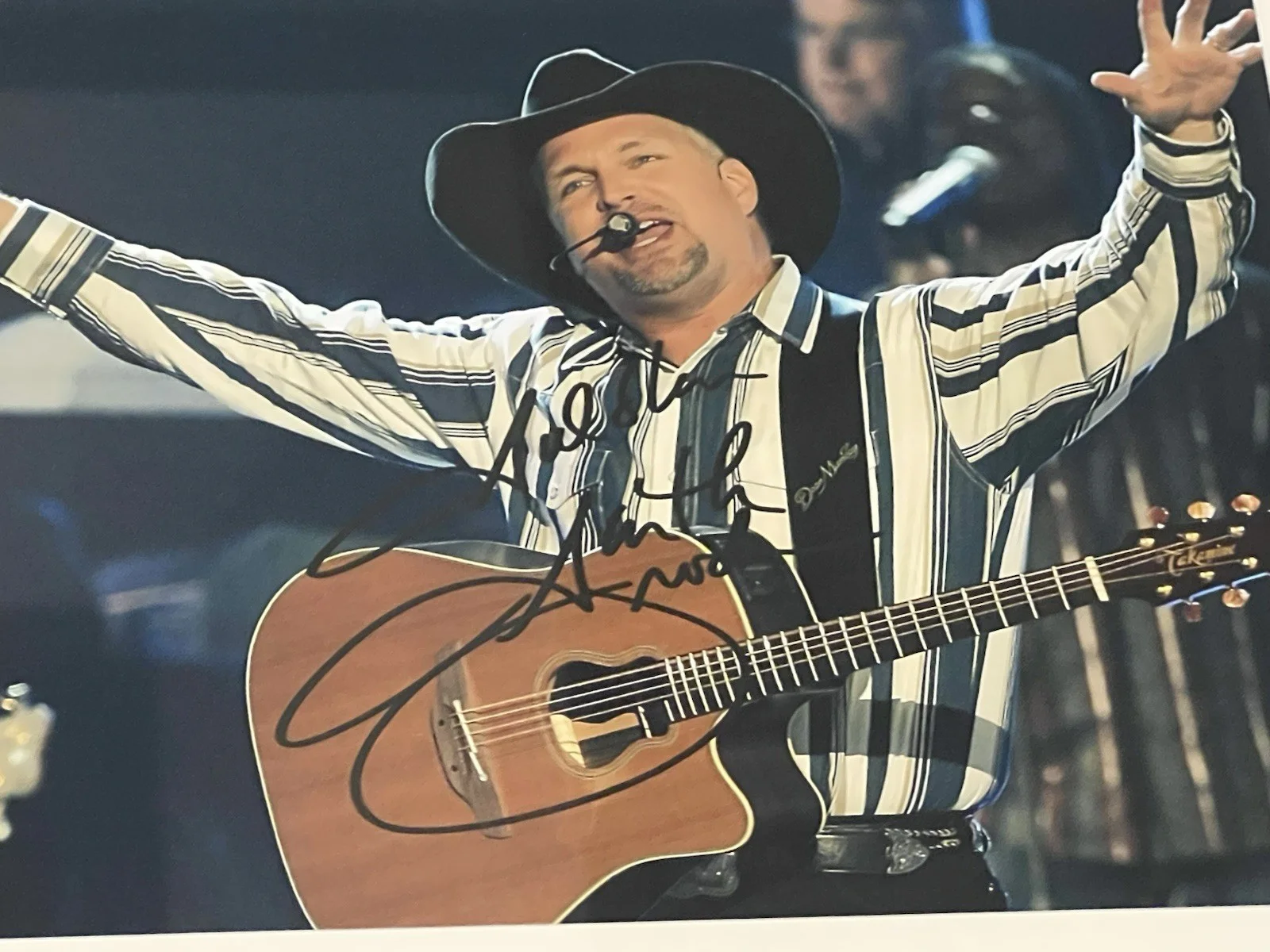 GARTH BROOKS Autographed 8 X 11.5 Signed Photo Framed Country Music Legend, image 4