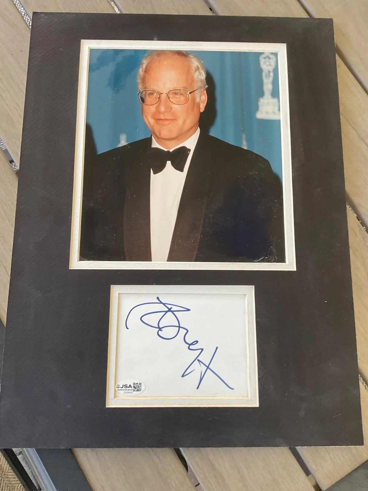 Richard Dreyfus — JAWS RICHARD DREYFUS SIGNED 5 x7 MATTED TO 16x12 JSA CK 39432, image 2