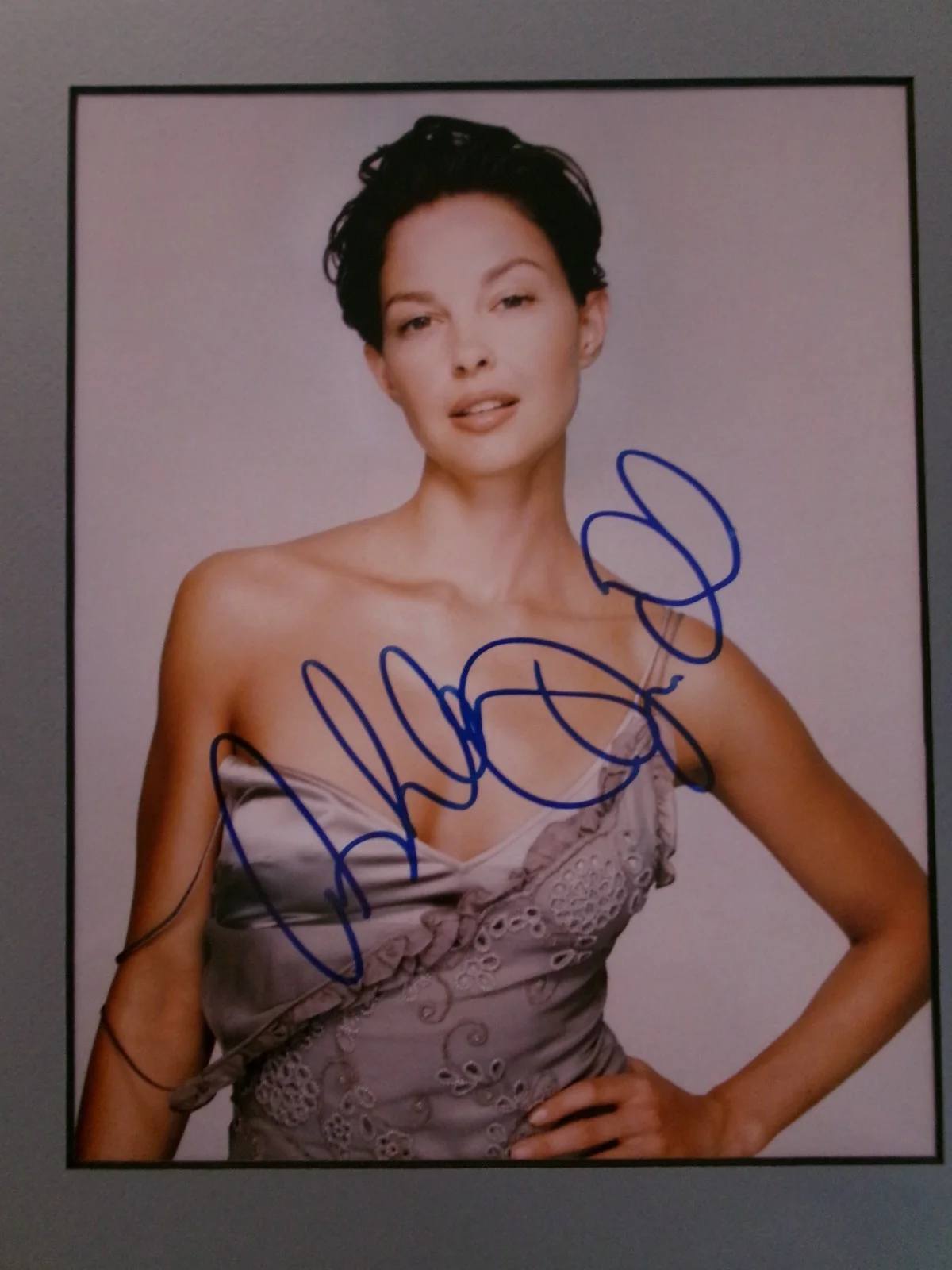 Ashley Judd — Signed Ashley Judd 8 x 10 Photo Single Matte 11 x 14 Frame Tru Vue Glass COA, image 2