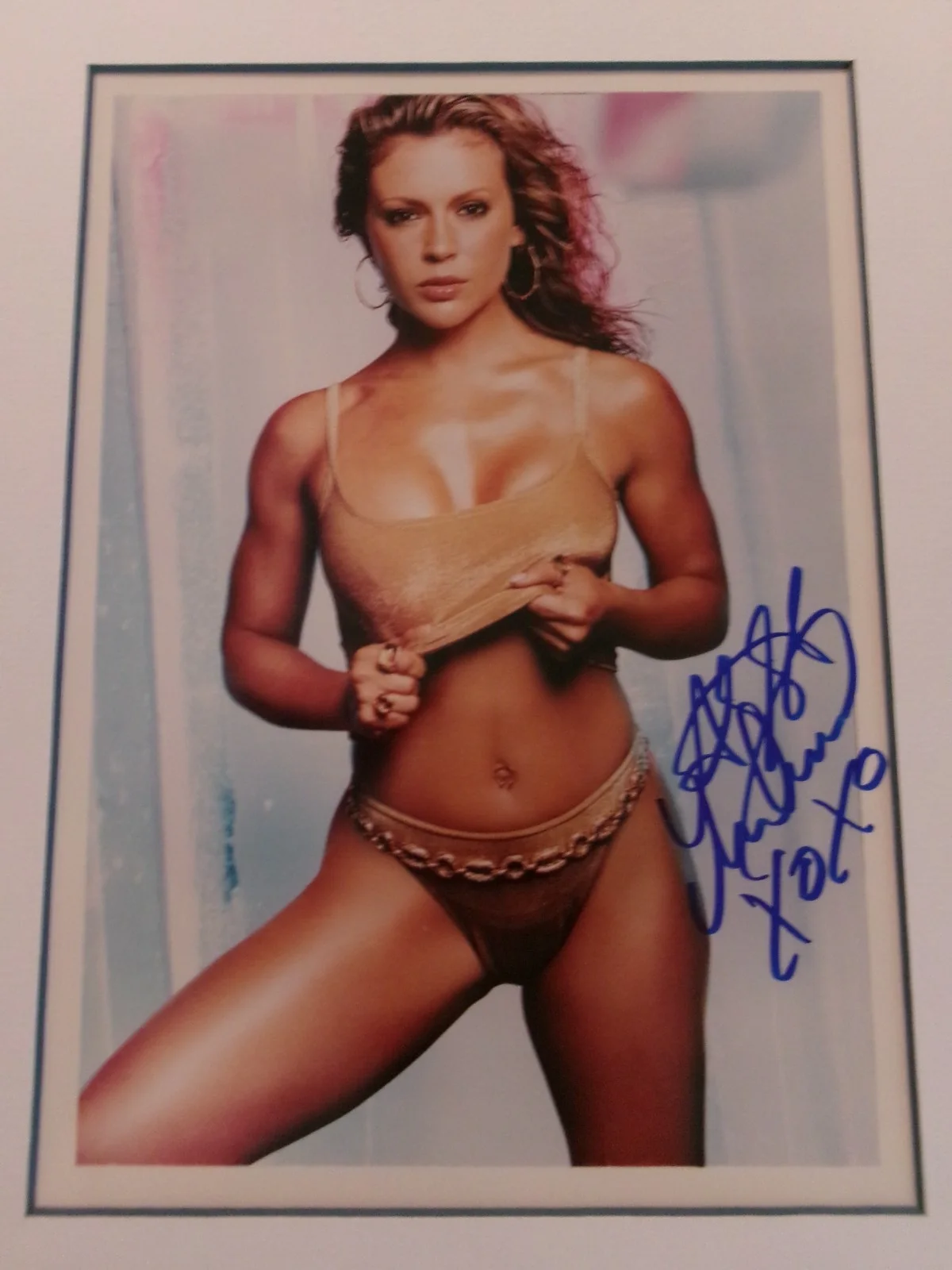 Alyssa Milano — Signed Alyssa Milano 8 x 10 Photo Single Matte 11 x 14 Frame Tru Vue Glass COA, изображение 2