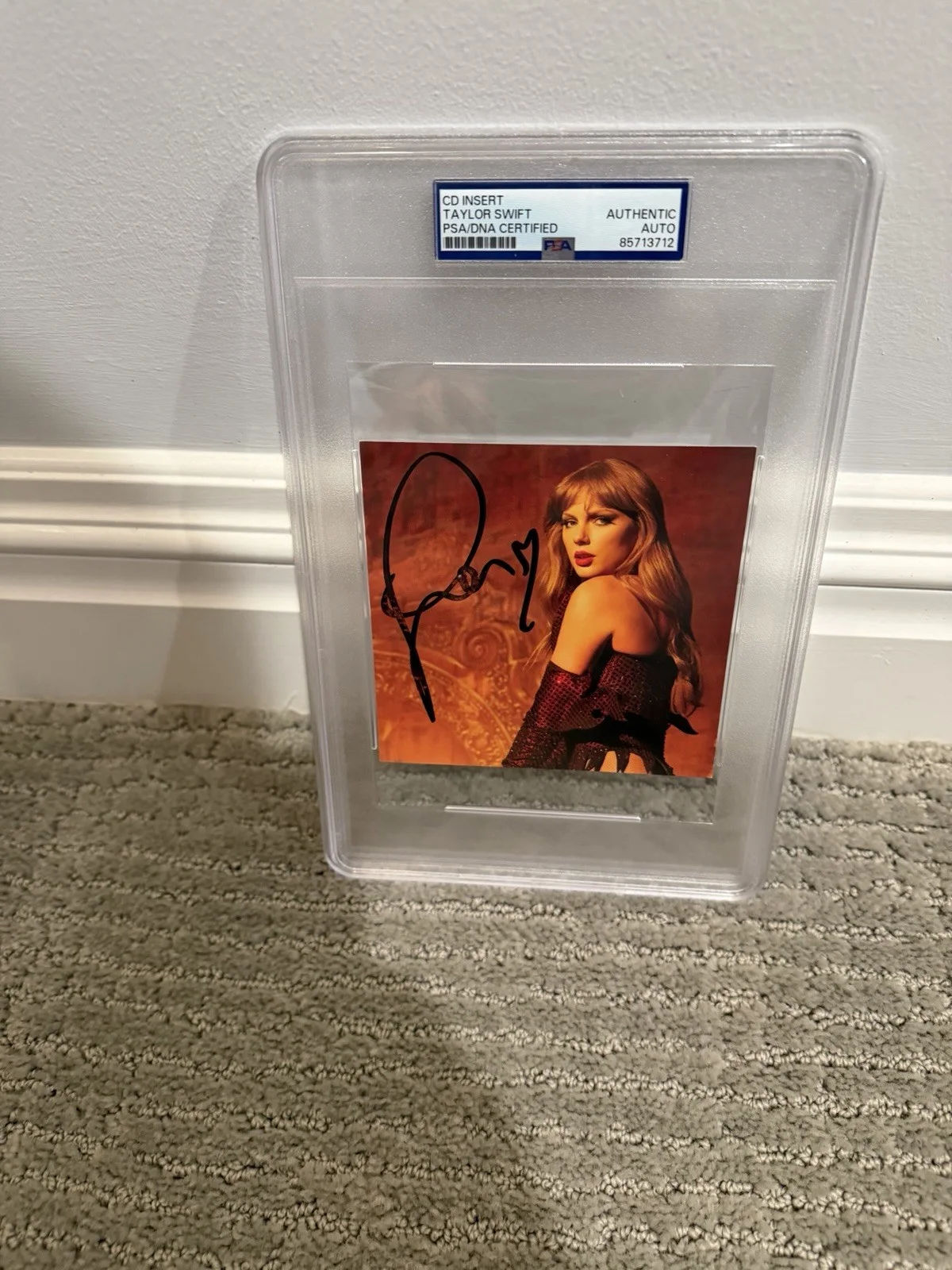 Taylor Swift Signed CD Insert Life Of A Showgirl Autograph PSA Authentic Auto, изображение 3