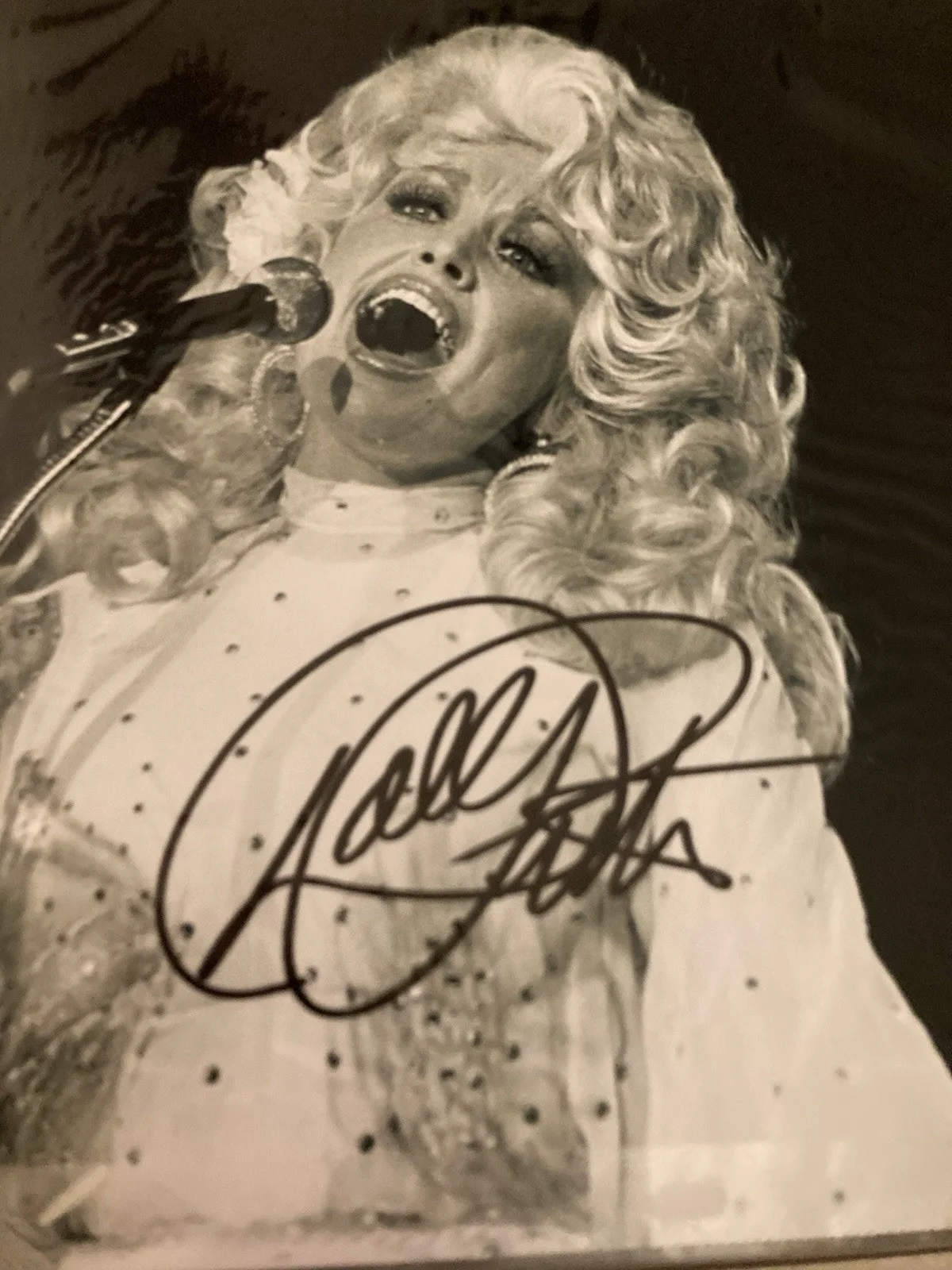 Dolly Parton Autograph Hand Signed 8.5 X11, image 2