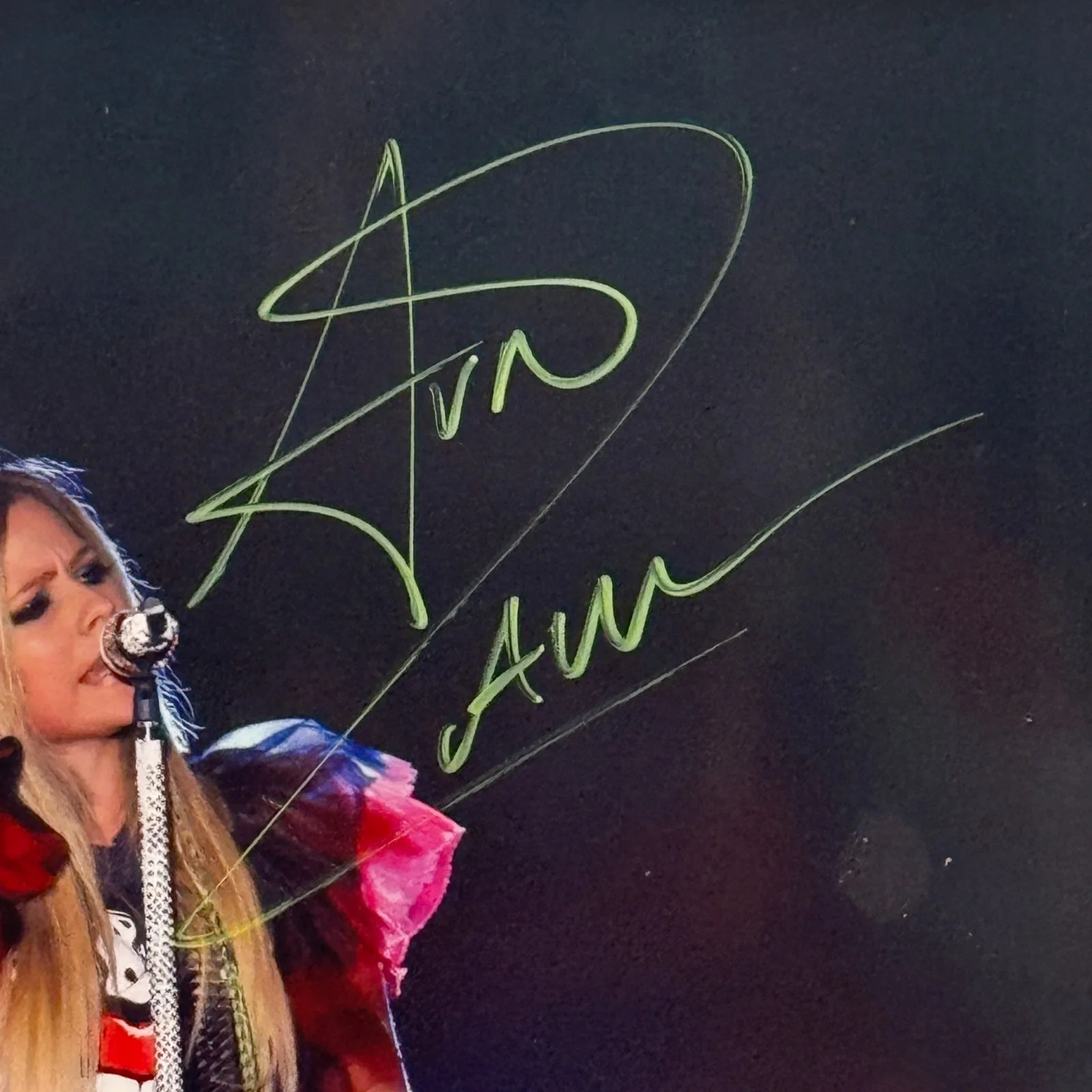 AVRIL LAVIGNE Signed Autographed 8x10 Photograph Auto Photo Authentic with COA, image 3