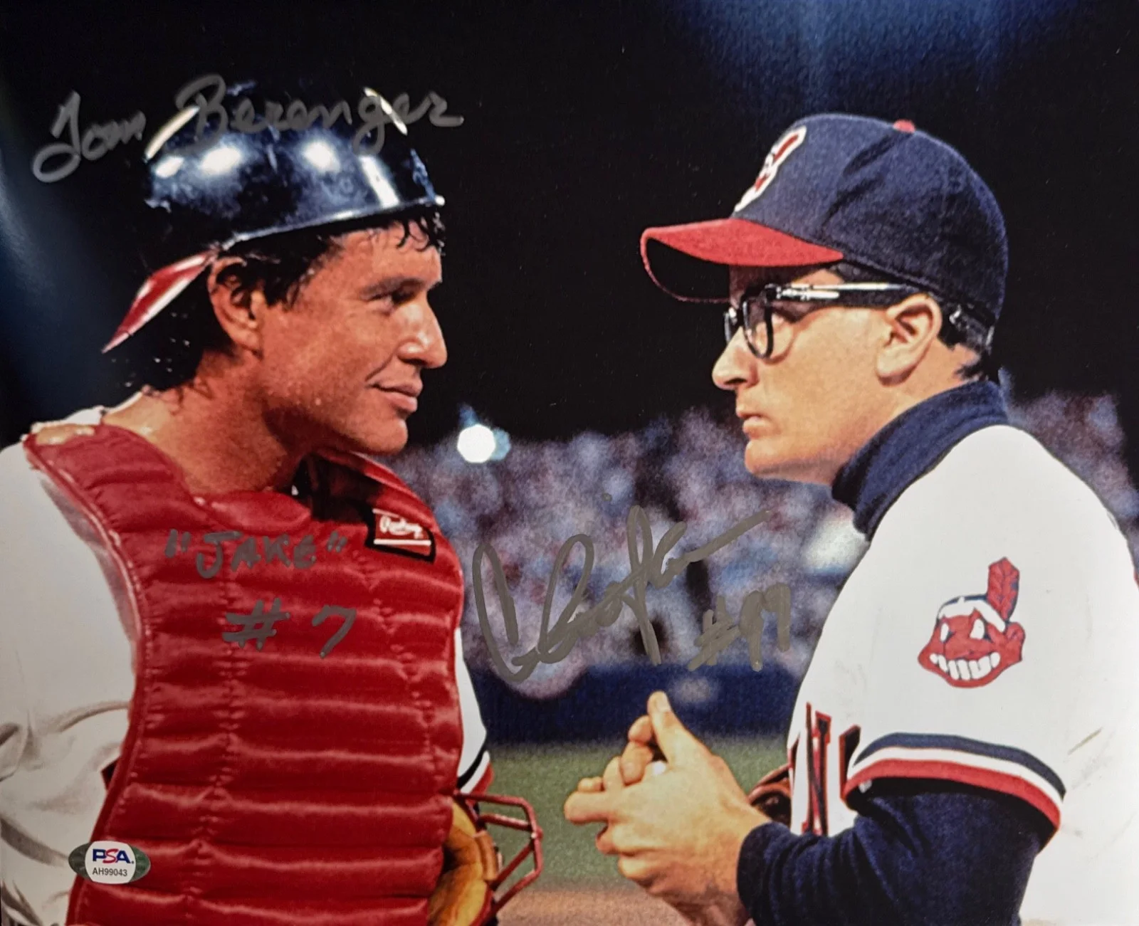 Charlie Sheen — Charlie Sheen & Tom Berenger Signed 11x14 Photo PSA AH99043, изображение 2