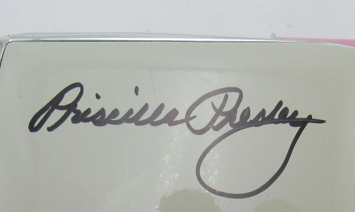 Pricilla Presley Signed 1:18 Scale 1955 Pink Cadillac Greenlight Diecast Car JSA, изображение 2