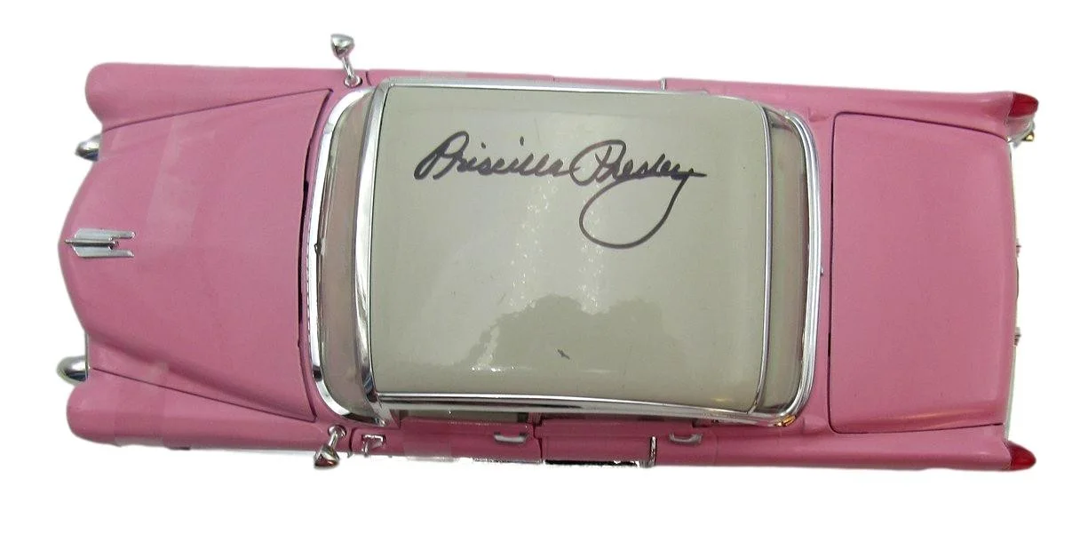 Pricilla Presley Signed 1:18 Scale 1955 Pink Cadillac Greenlight Diecast Car JSA, изображение 3