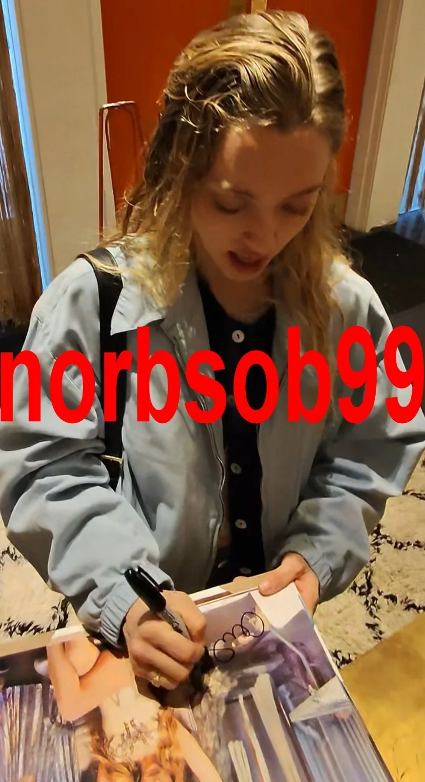 AMANDA SEYFRIED SIGNED THE HOUSEMAID 11x14 PHOTO D w/EXACT PROOF & AUTOGRAPH COA, изображение 3