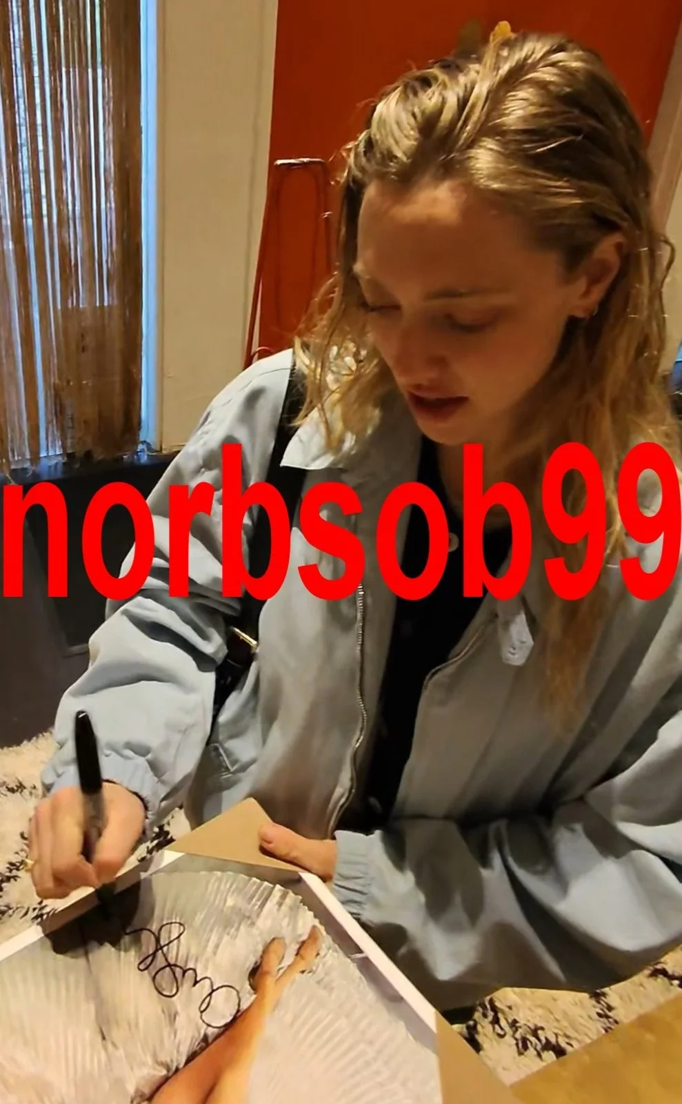 AMANDA SEYFRIED SIGNED AUTOGRAPH THE HOUSEMAID 11x14 PHOTO w/EXACT PROOF & COA, изображение 3