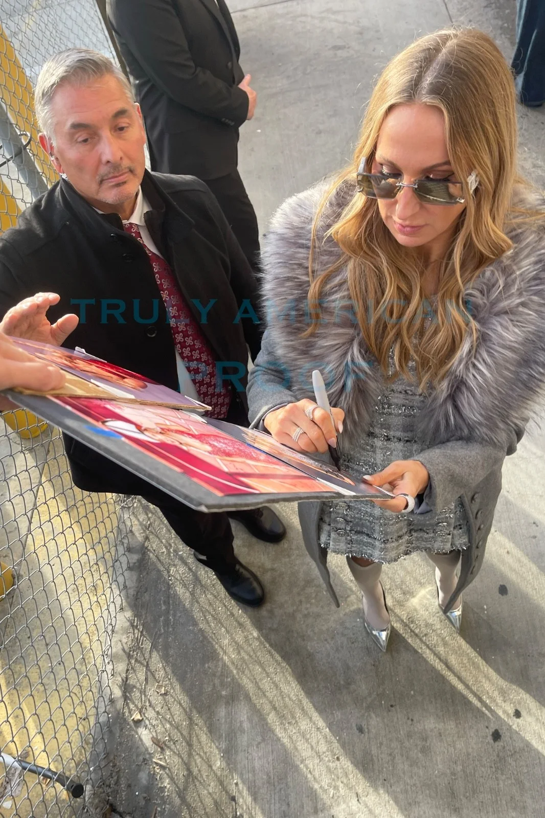 Nikki Glaser — NIKKI GLASER Signed 8x10 PHOTO Autograph + EXACT PROOF Golden Globes Comedian, изображение 2