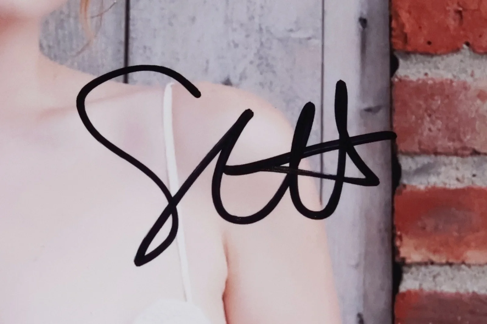 Sarah Catherine Hook — SARAH CATHERINE HOOK Signed 8X10 PHOTO the white lotus autograph + PROOF, image 2