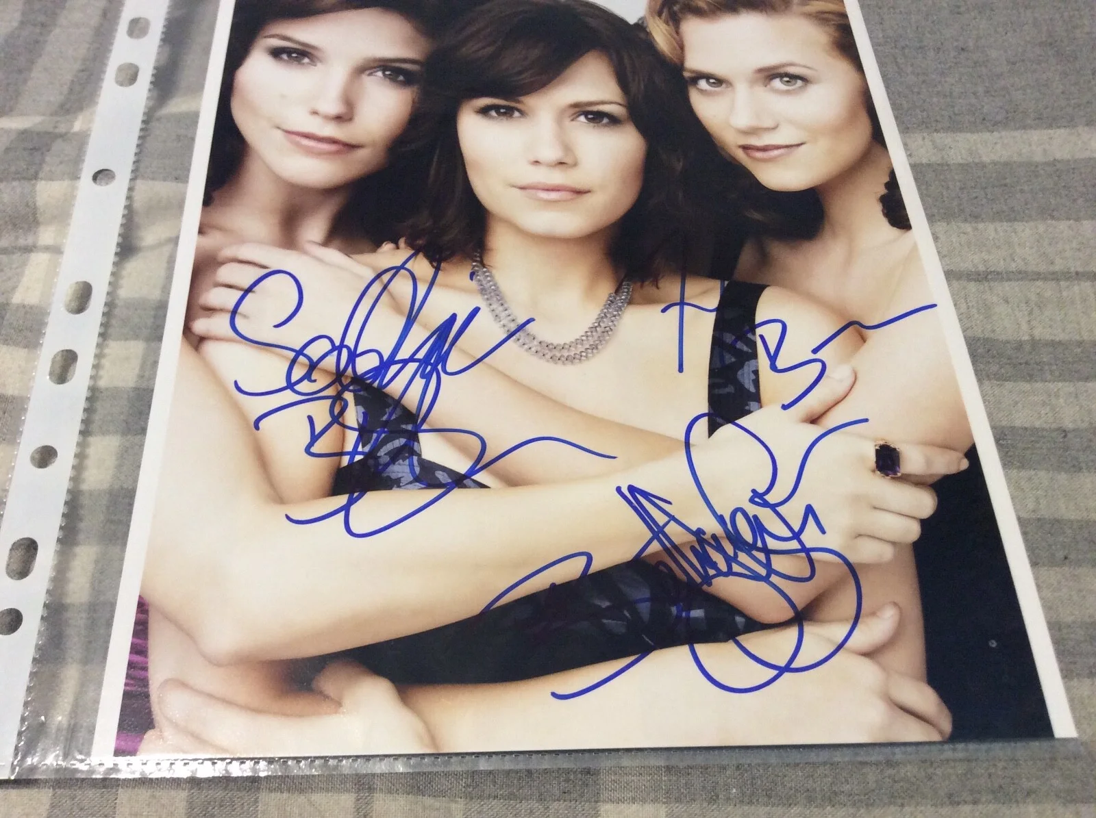 One tree hill cast — ONE TREE HILL THE GIRLS CAST SIGNED 8x10 PHOTO BURTON SOPHIA BUSH JOY LENZ COA!!, изображение 2