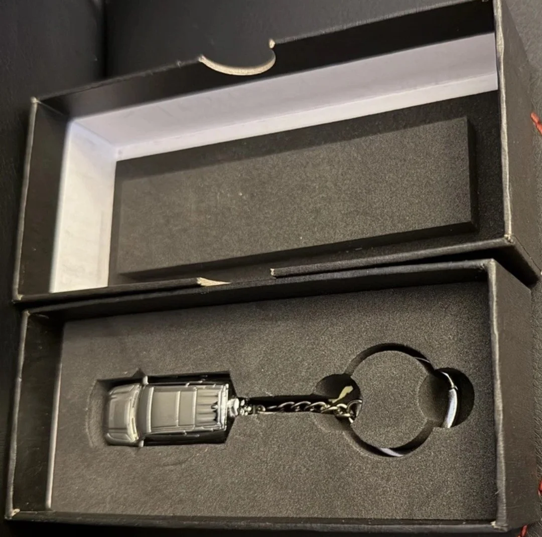 JAMES BOND 007 NO TIME TO DIE Jaguar Land Rover Defender Keychain Boxed NEW RARE, изображение 2