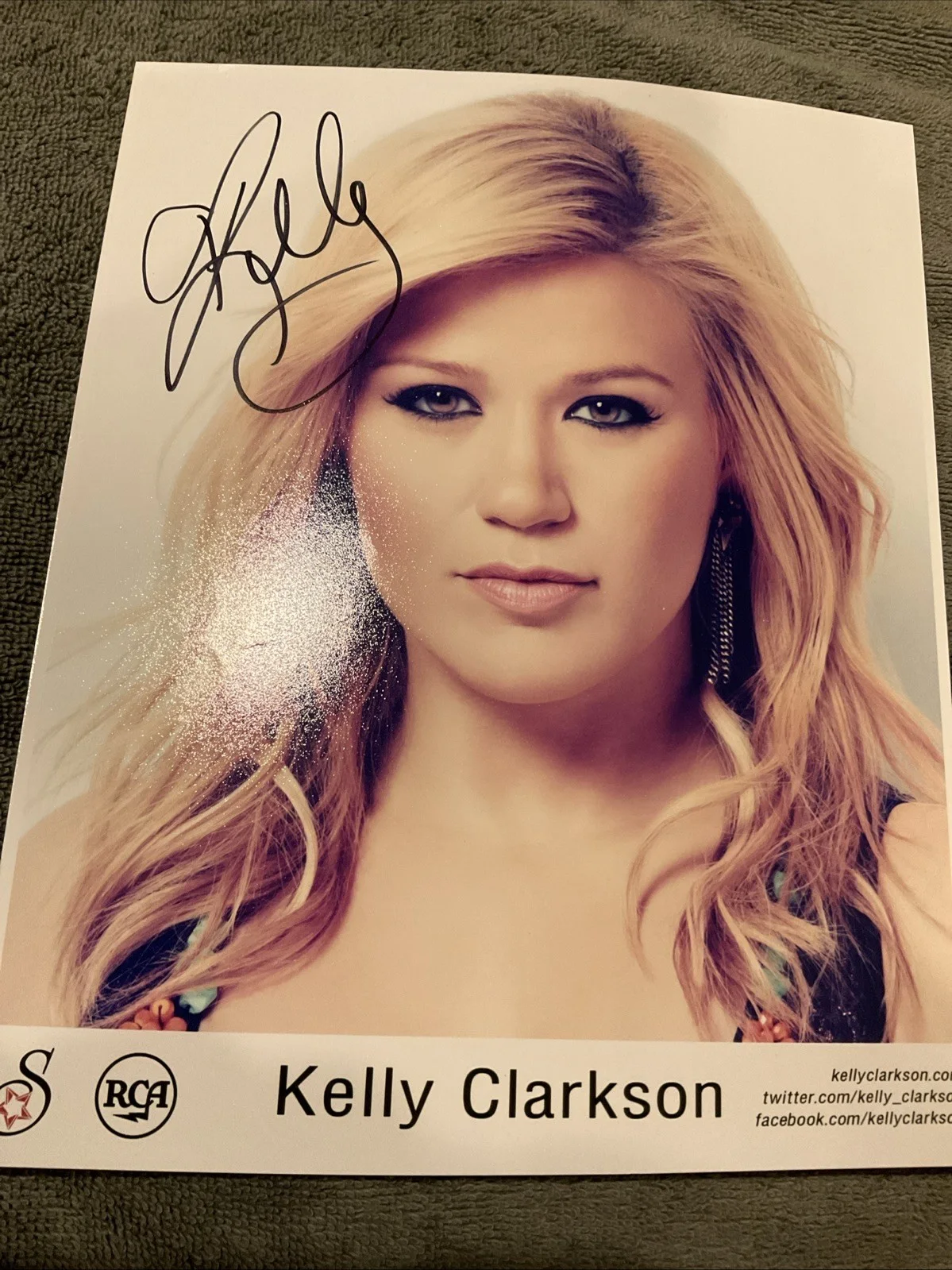 Kelly Clarkson — Kelly Clarkson Hand Signed Autographed 8x10 Photo Singer TV Personality